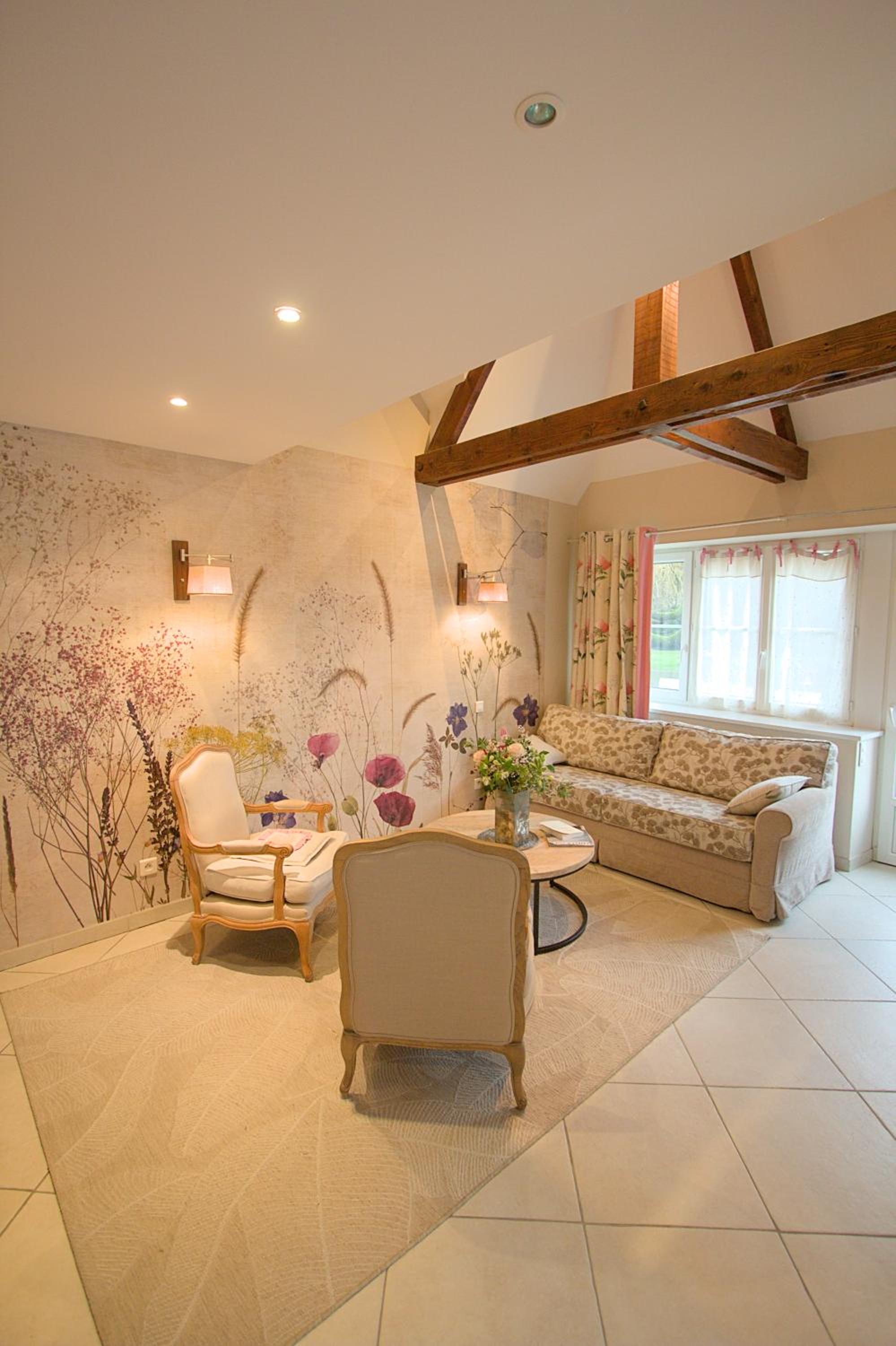 Superior Family Room photo 2