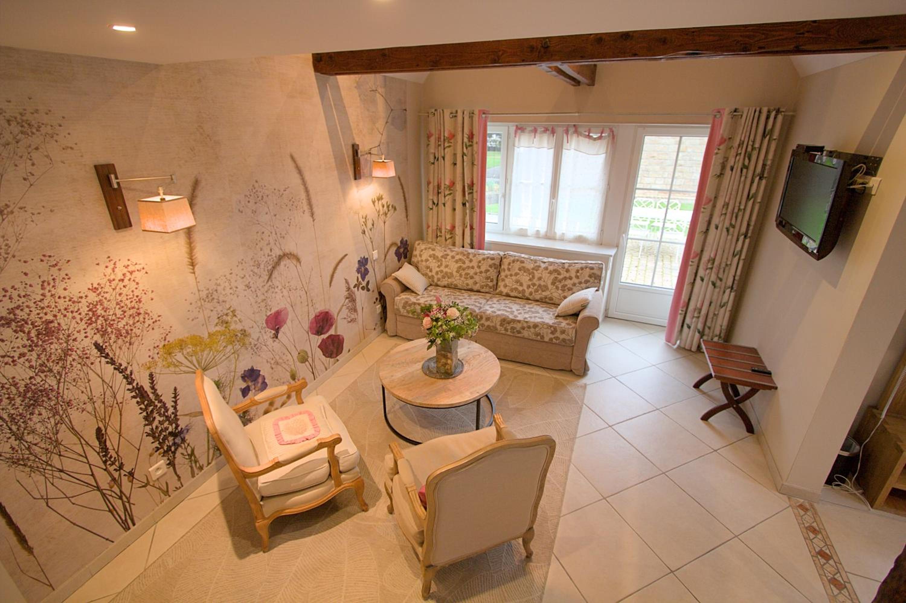 Superior Family Room photo 3