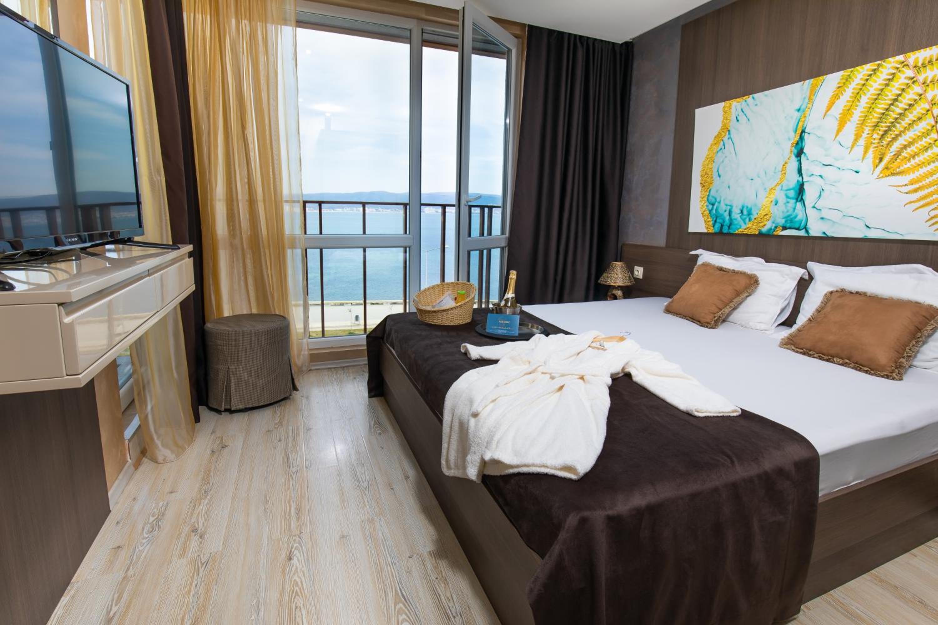 Two-Bedroom Deluxe Apartment with Balcony photo 1