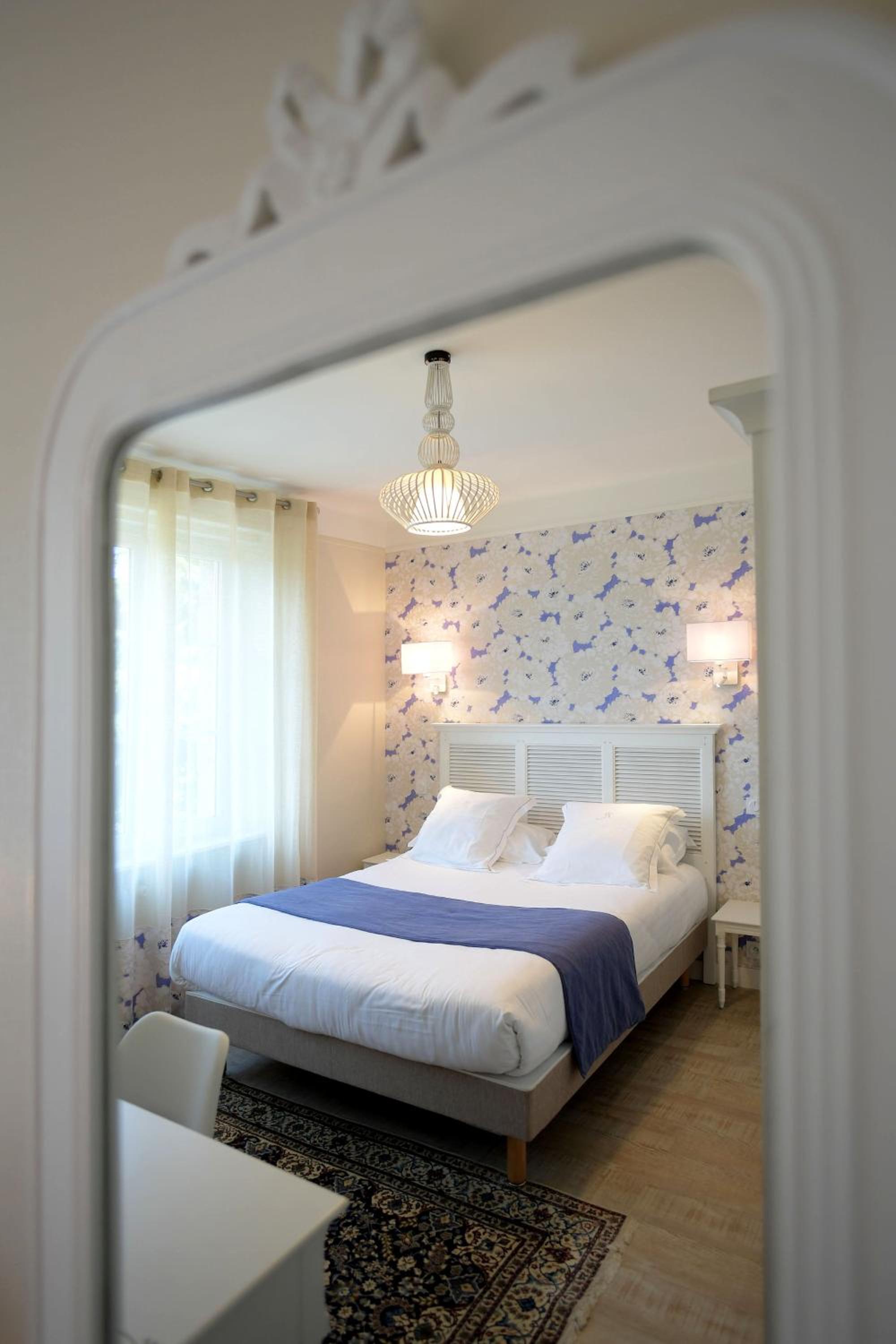 Standard Double Room - Photo 9