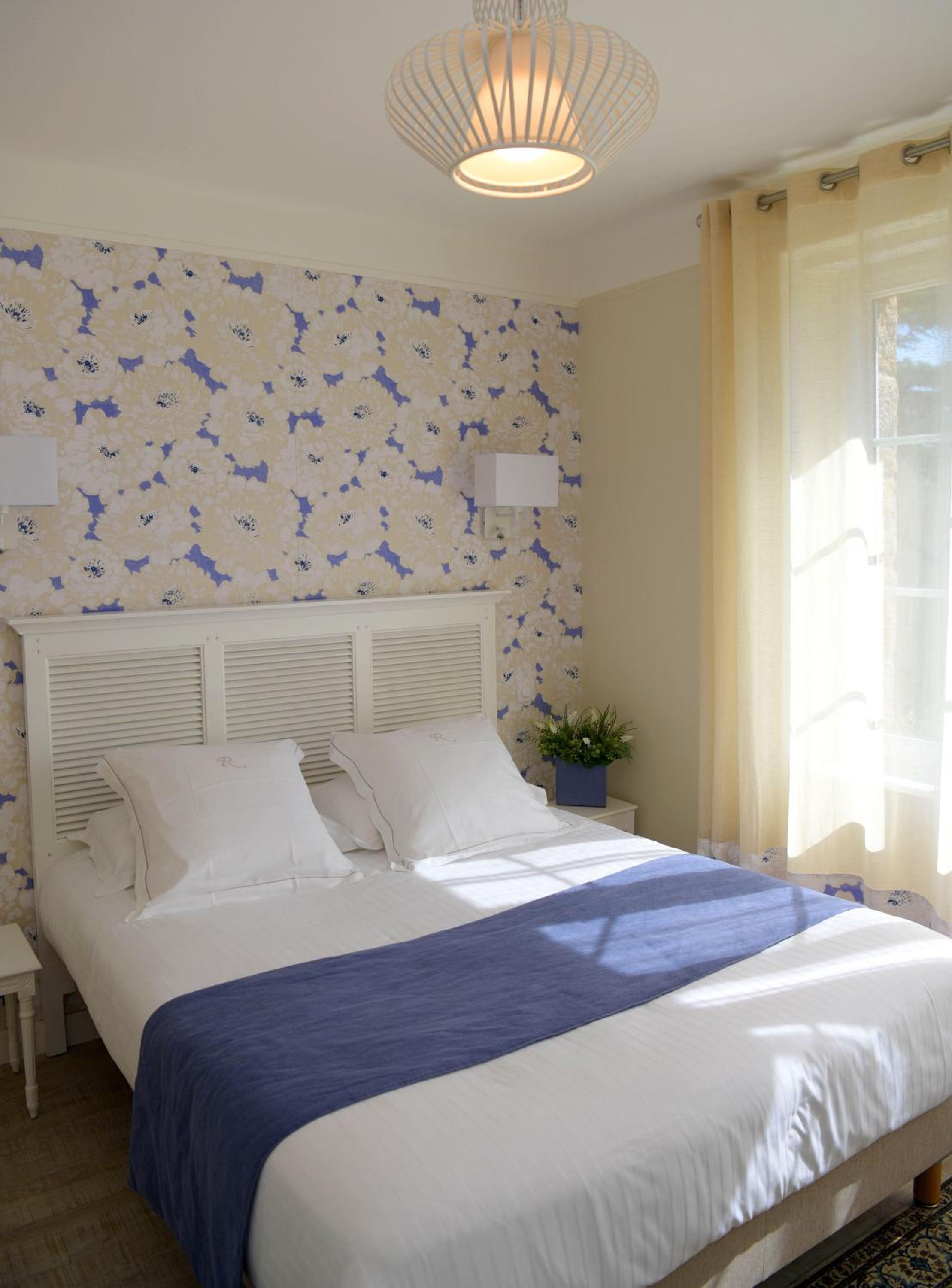 Standard Double Room - Photo 11