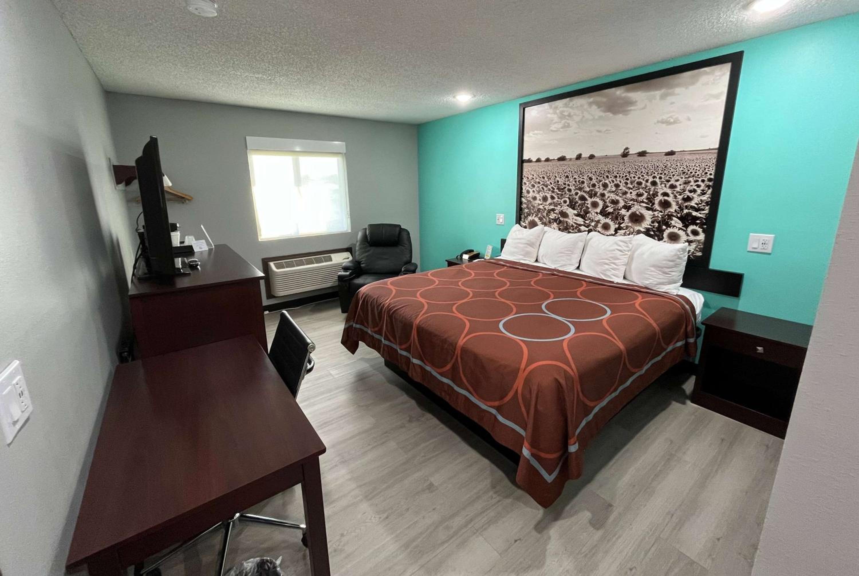 Deluxe King Room - Non-Smoking photo 1