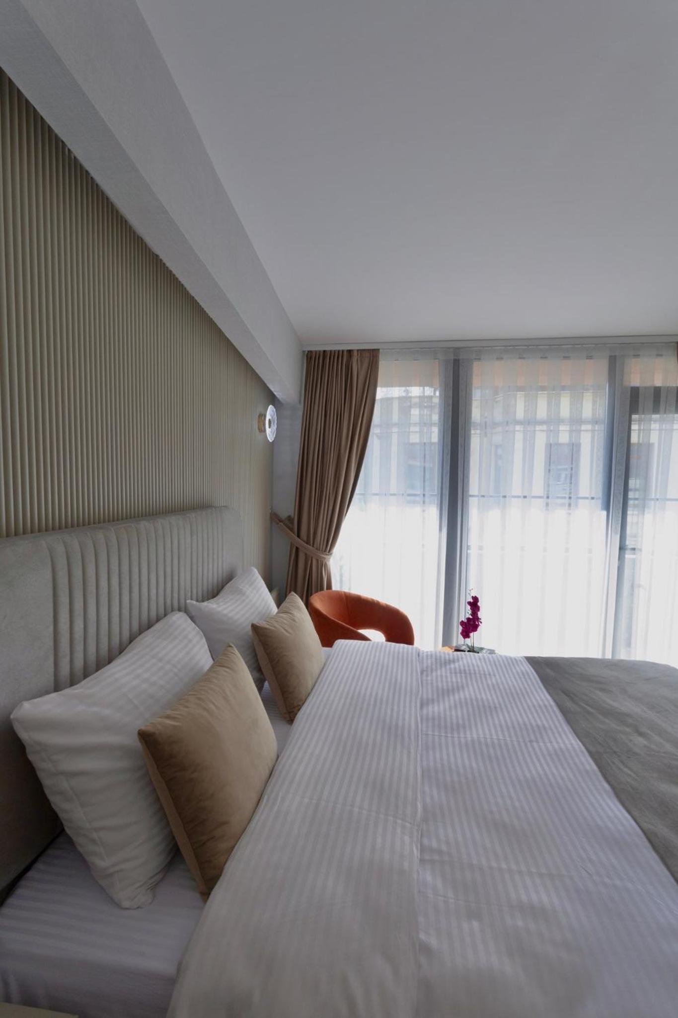 Deluxe Double Room with Balcony photo 2