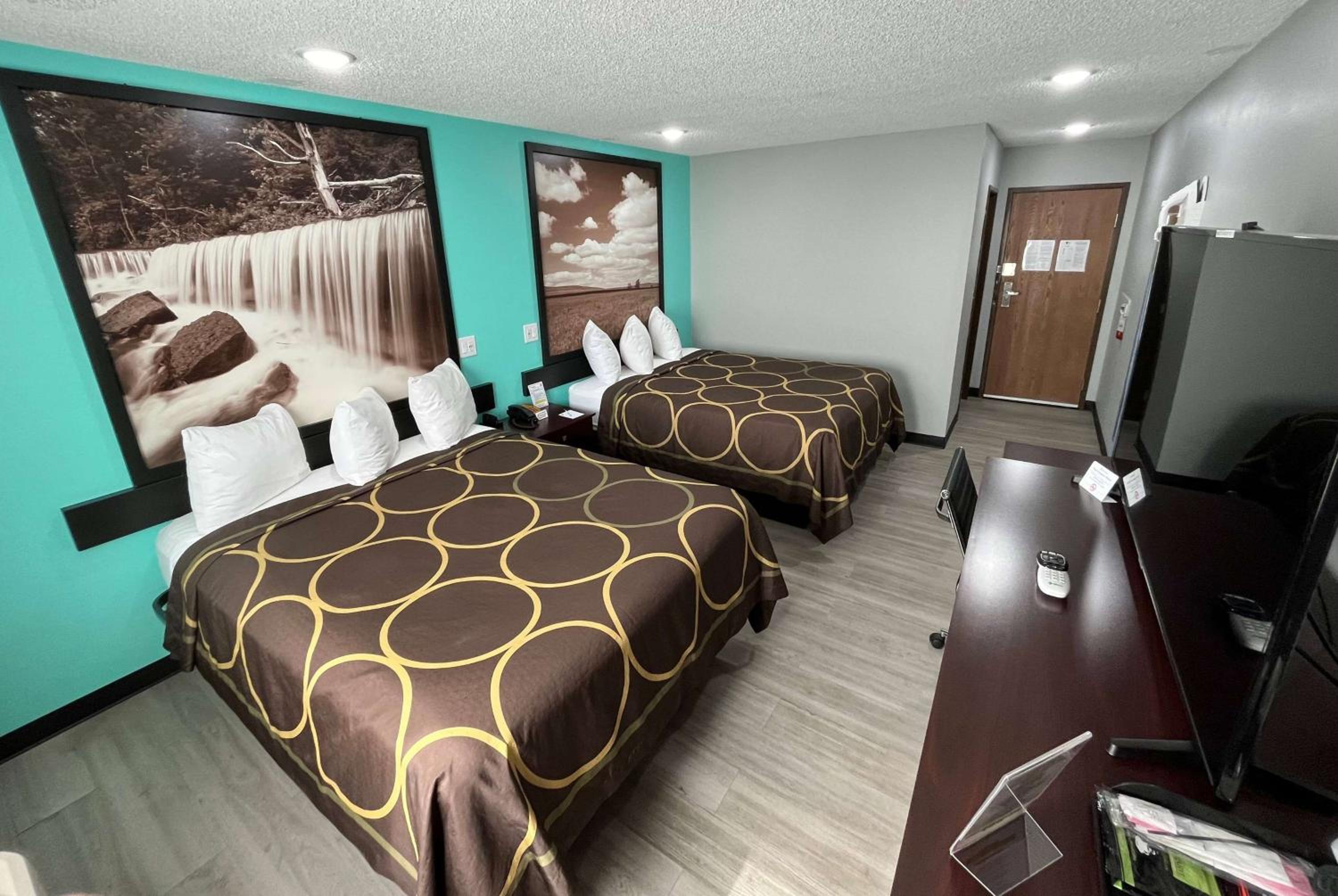 Queen Room with Two Queen Beds - Non-Smoking - Photo 1