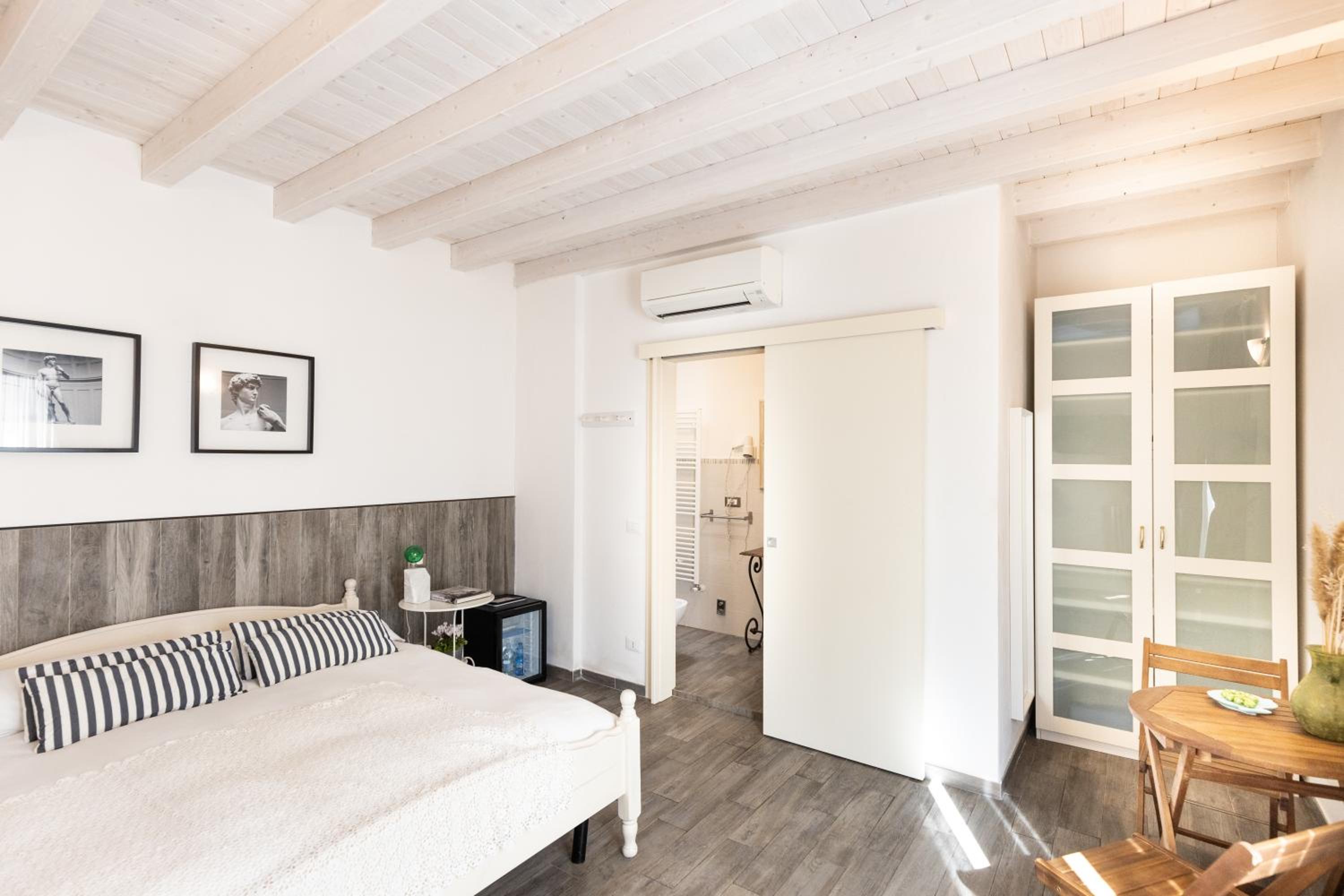 Double Room - Photo 17