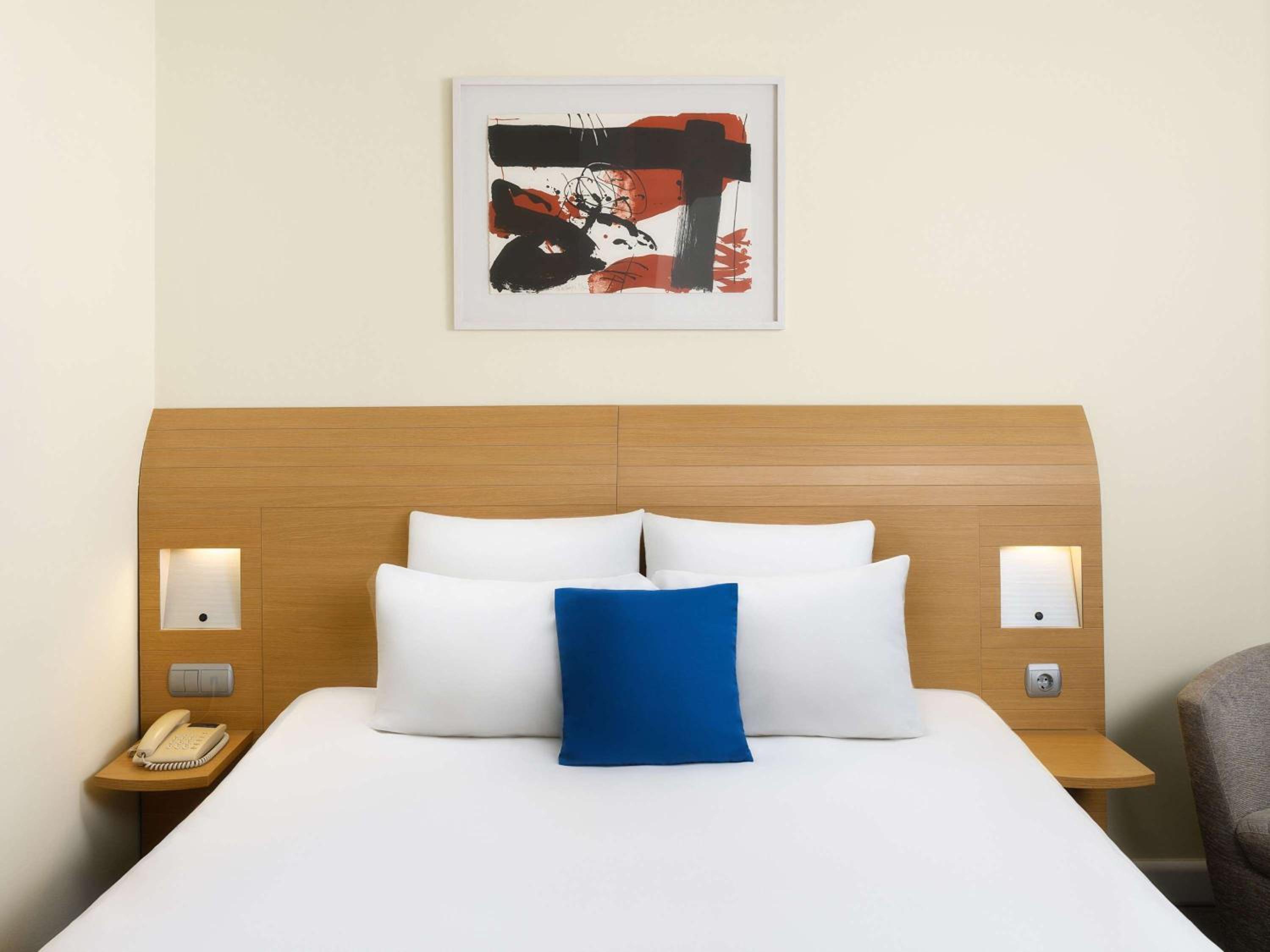 Executive Room with view to the Margaret Bridge thumbnail 5