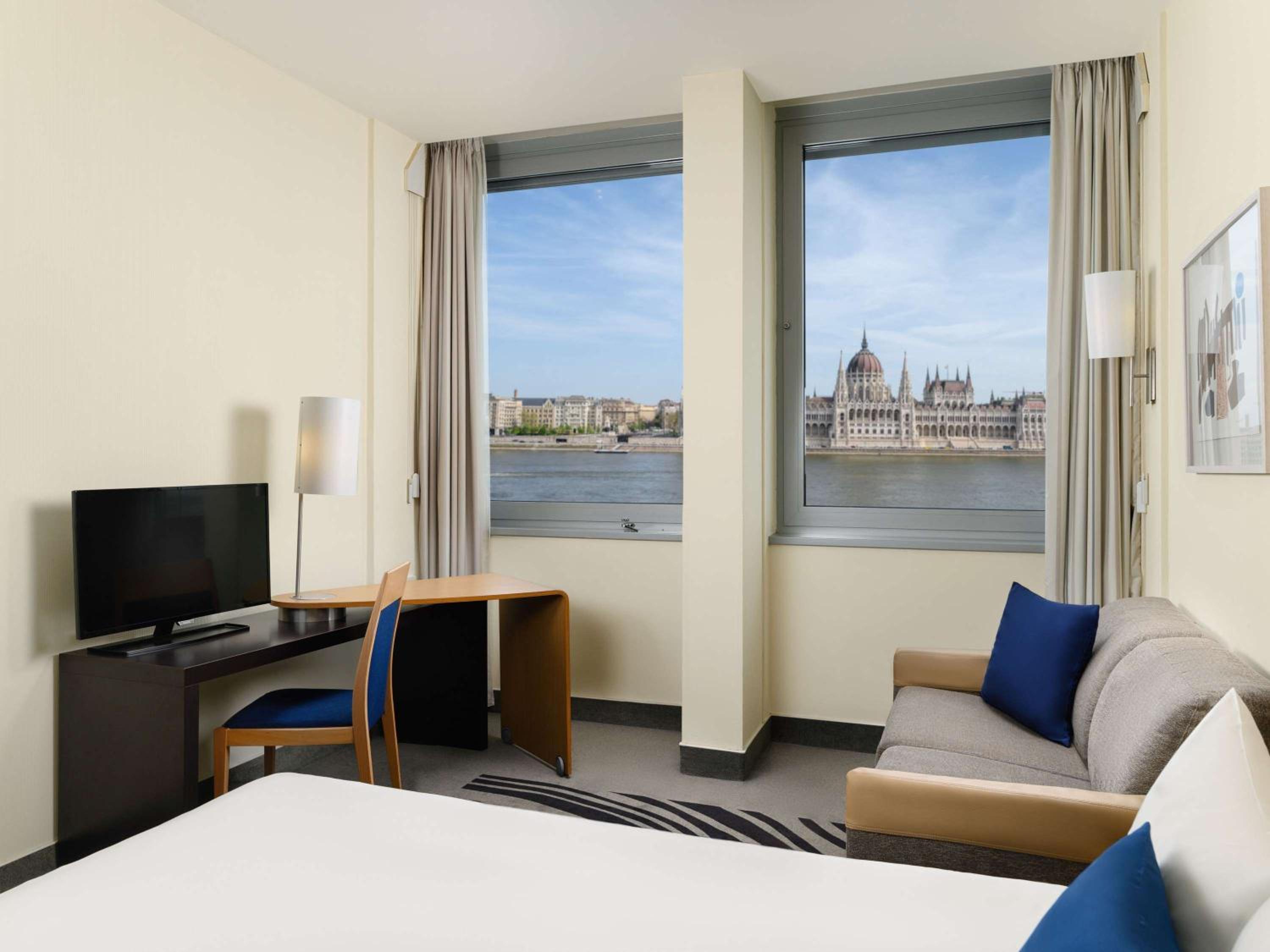 Executive room with view to the Parliament thumbnail 5