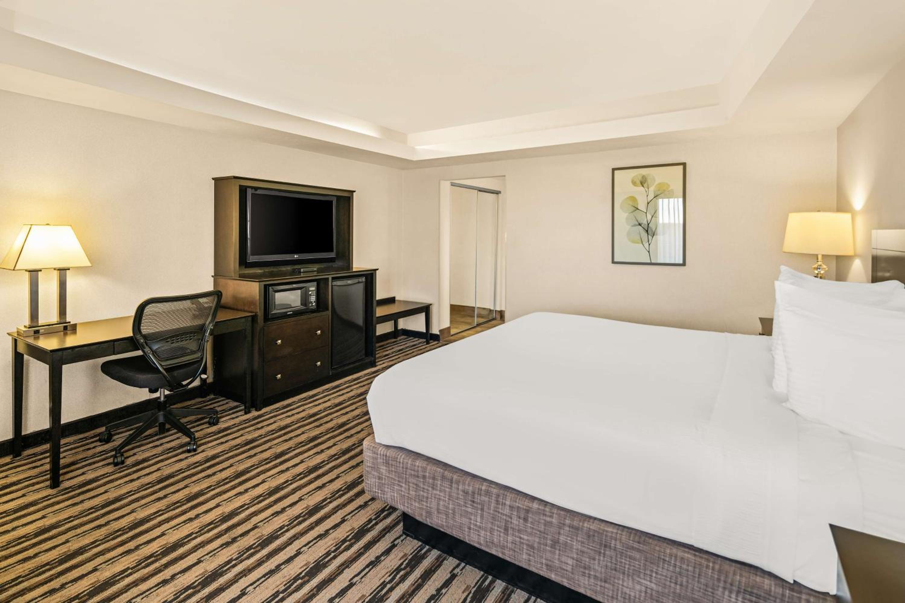 King Room - Non-Smoking - Photo 2