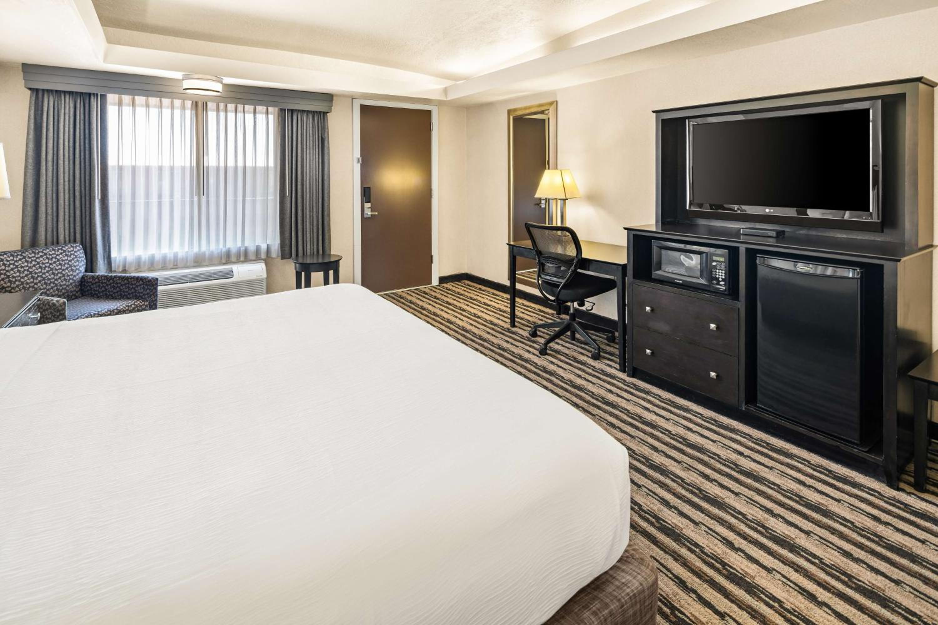 King Room - Non-Smoking - Photo 1