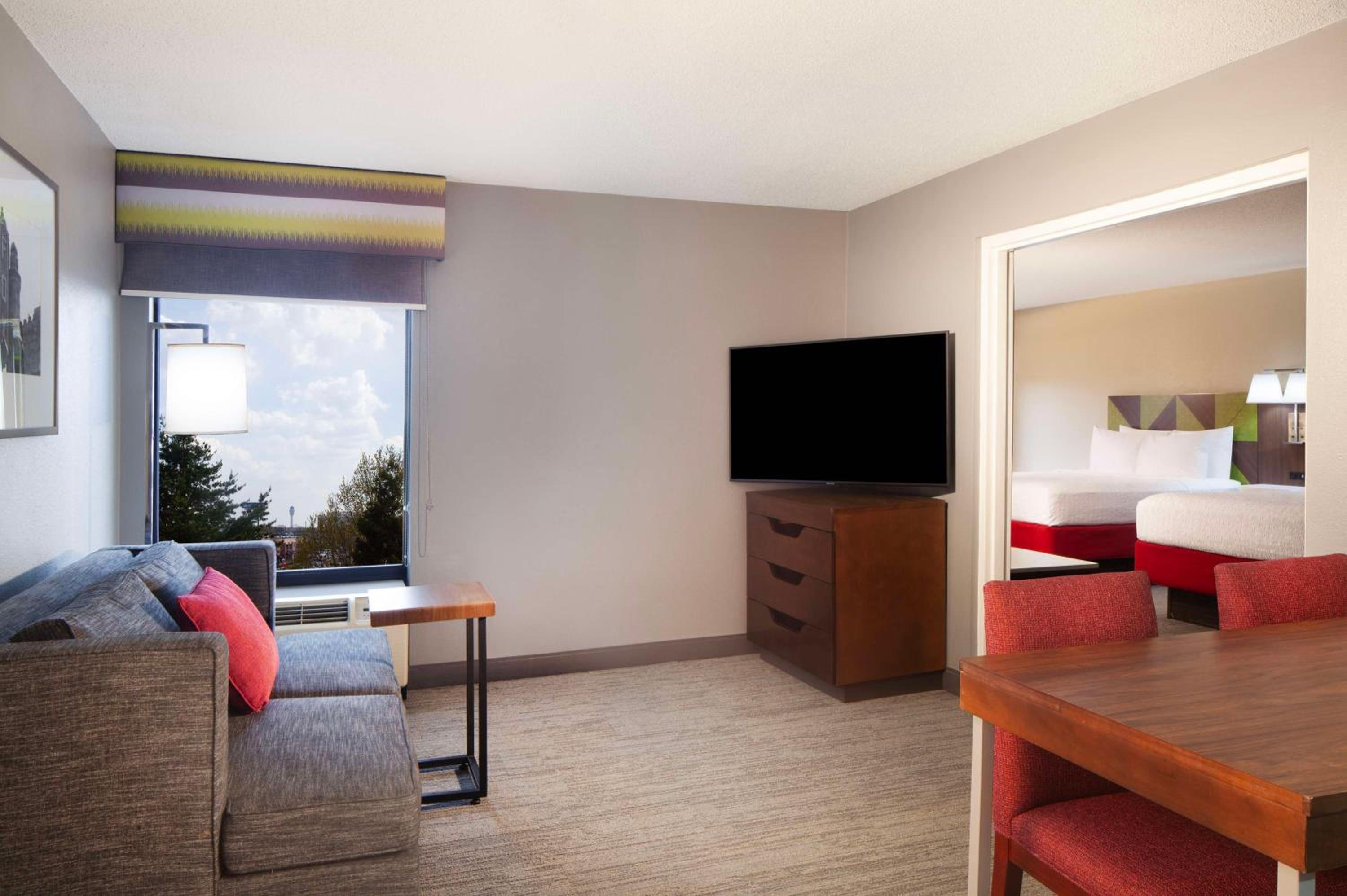 One-Bedroom Suite with Two Queen Beds and Sofa Bed - Photo 5