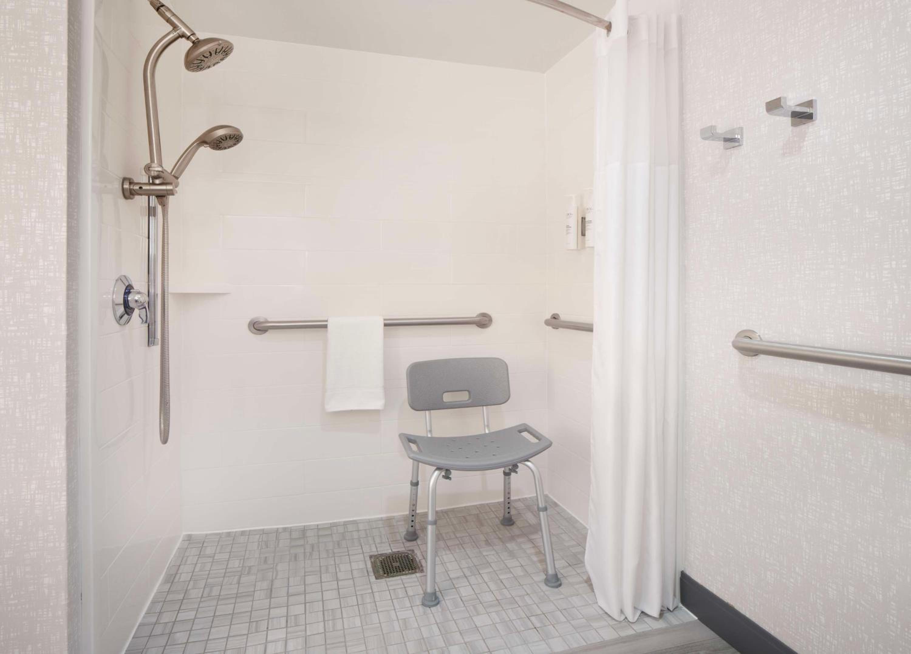 Queen Room with Two Queen Beds and Roll-In Shower - Mobility and Hearing Access/Non-Smoking - Photo 2