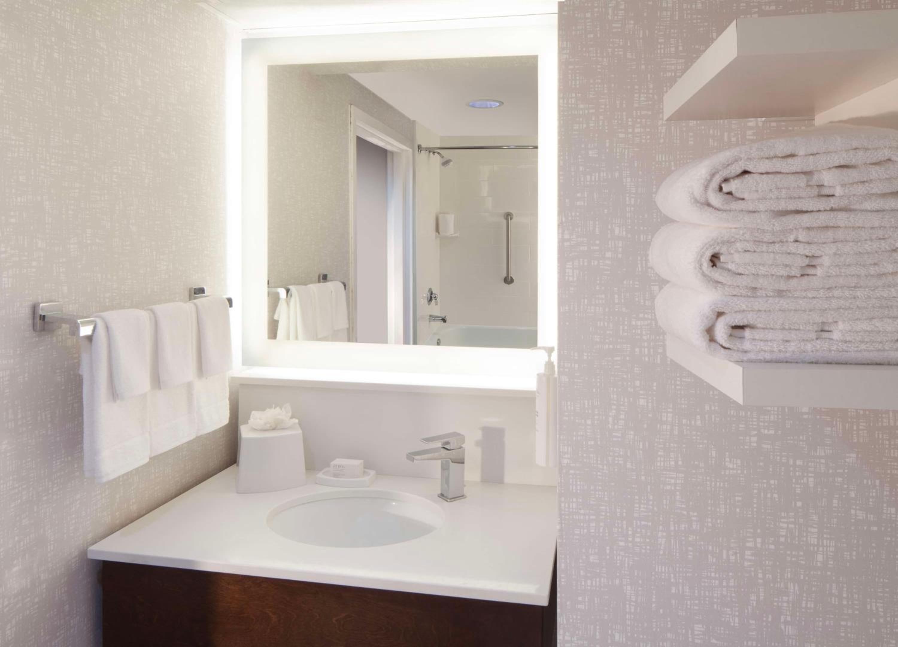 Room with Two Queen Beds - Non-Smoking - Photo 7