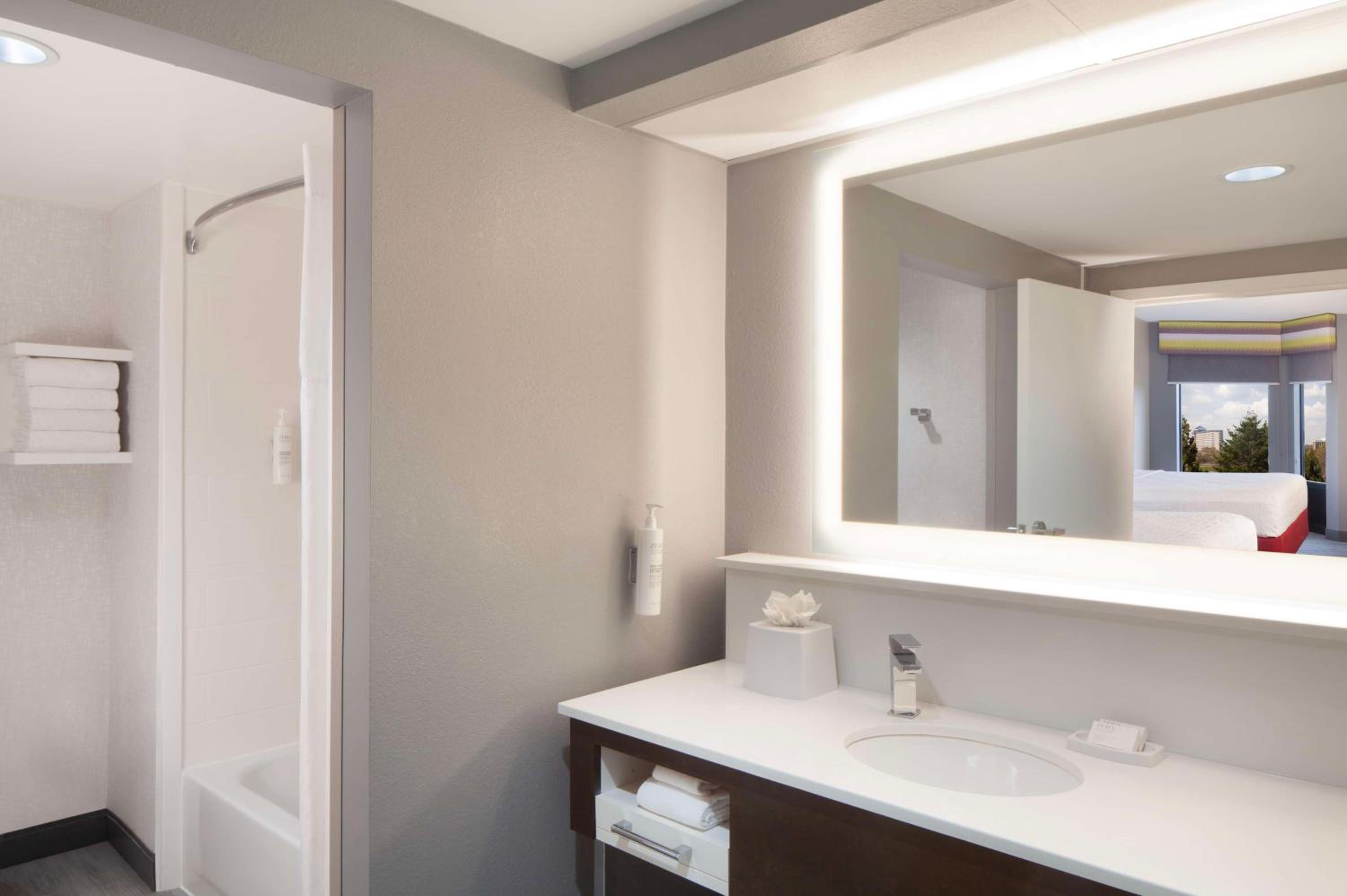 One-Bedroom Suite with Two Queen Beds and Sofa Bed - Photo 3