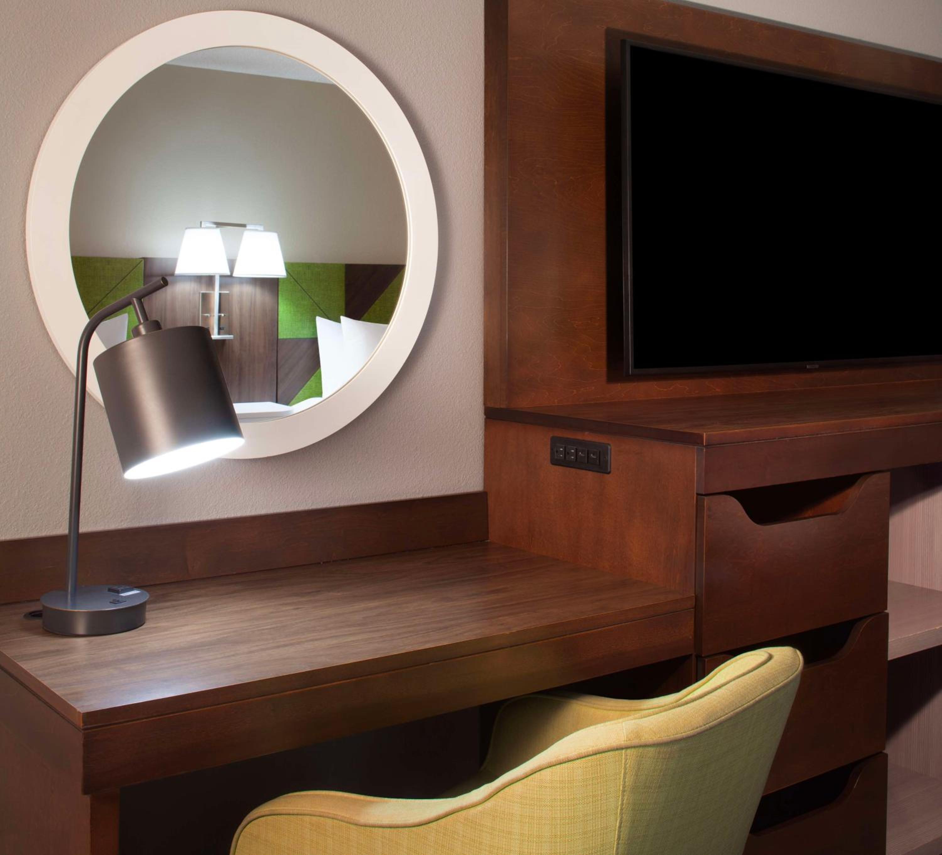 Room with Two Queen Beds - Non-Smoking - Photo 4