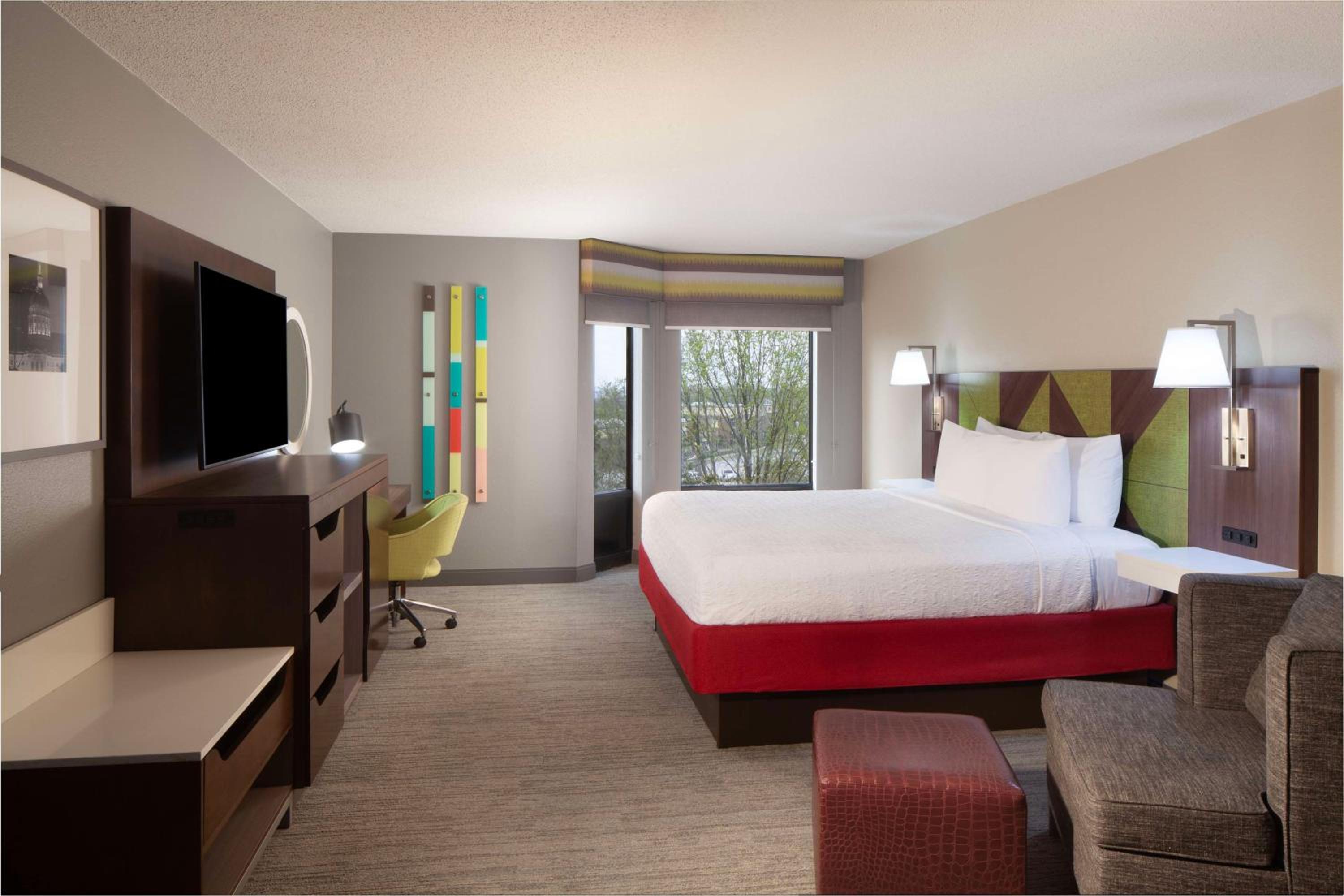 One-Bedroom King Suite with Sofa Bed - Non-Smoking - Photo 3