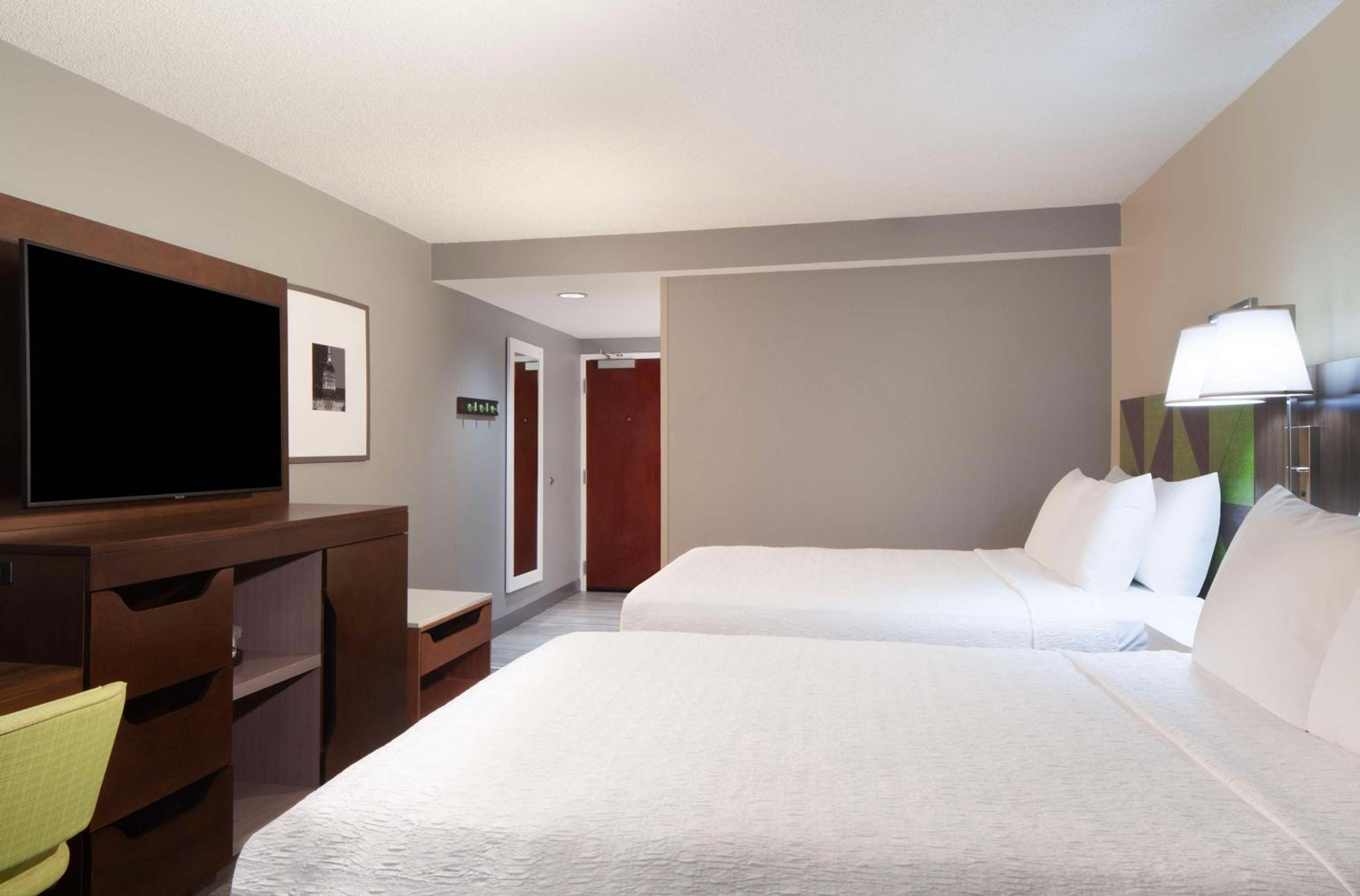Room with Two Queen Beds - Non-Smoking - Photo 5
