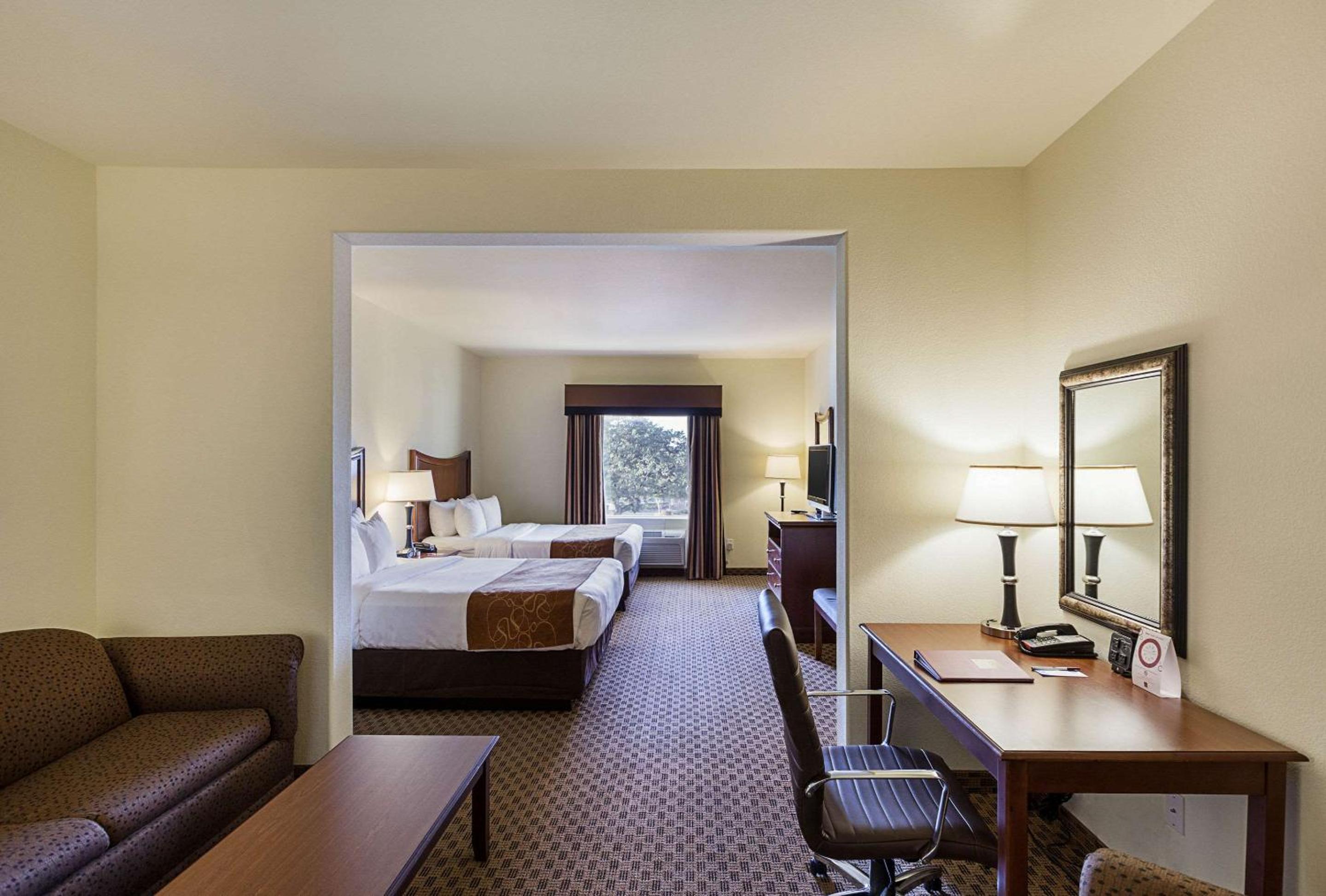Suite with Two Queen Beds - Non-Smoking - Photo 6