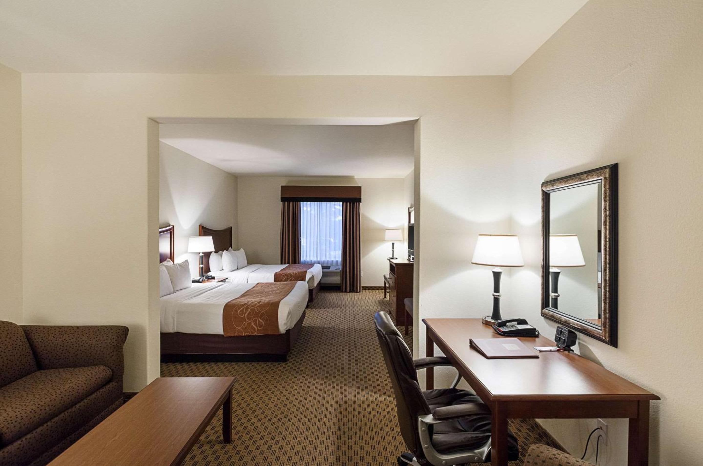 Suite with Two Queen Beds - Non-Smoking - Photo 8