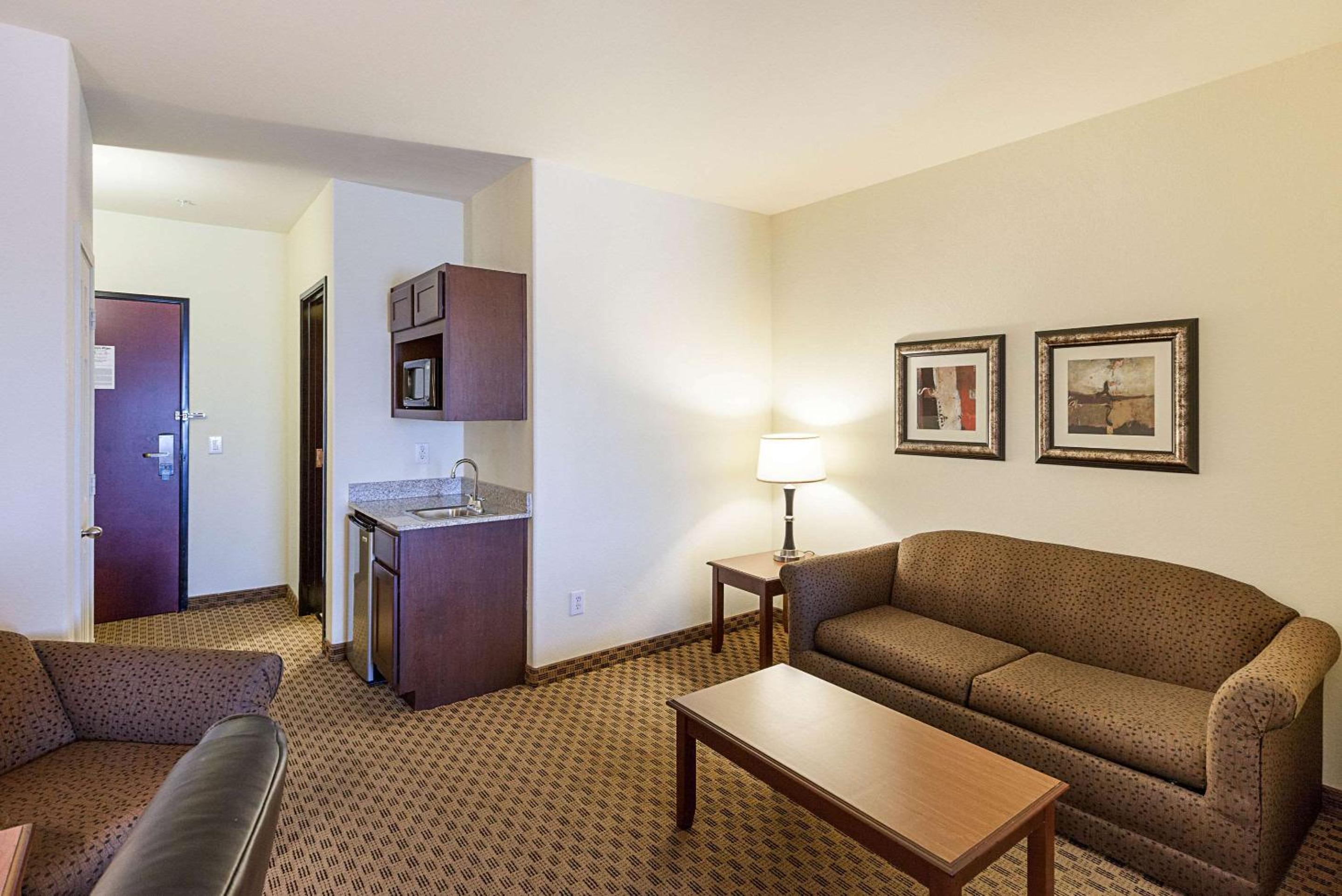Suite with Two Queen Beds - Non-Smoking - Photo 3
