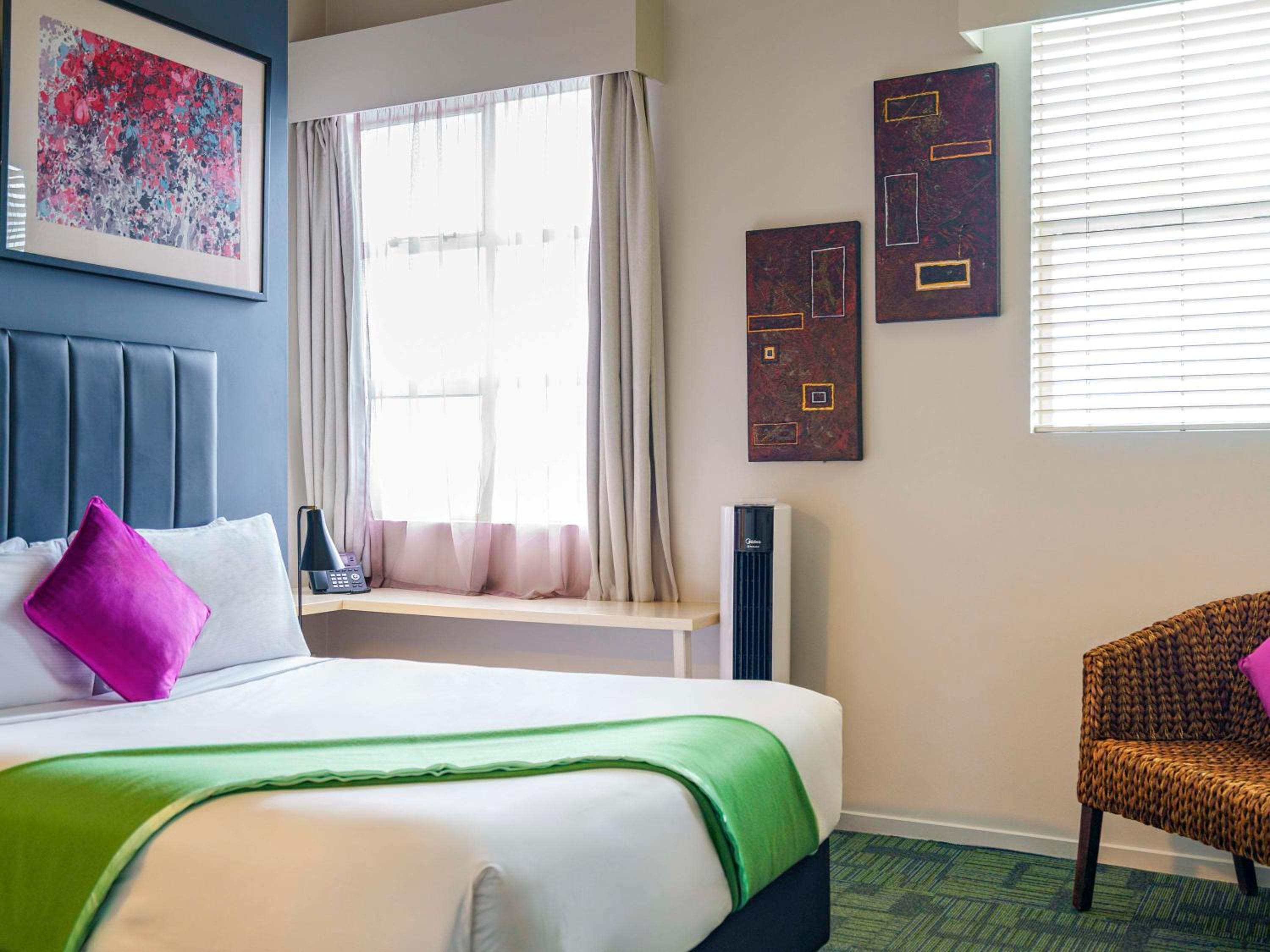 Standard Room with One Queen Bed and One Single Bed - Photo 6