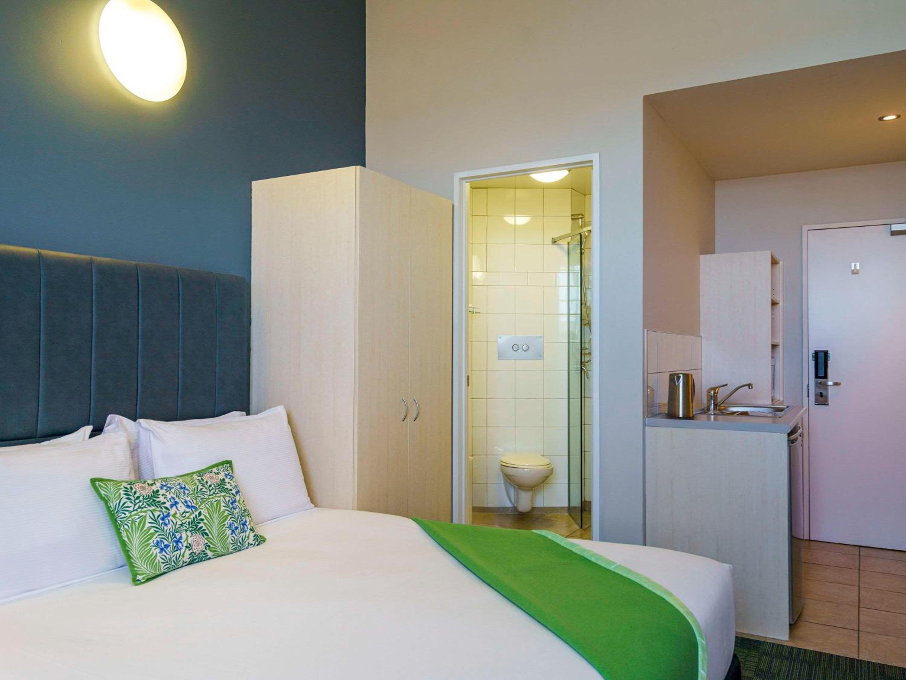 Standard Room with One Queen Bed and One Single Bed - Photo 8