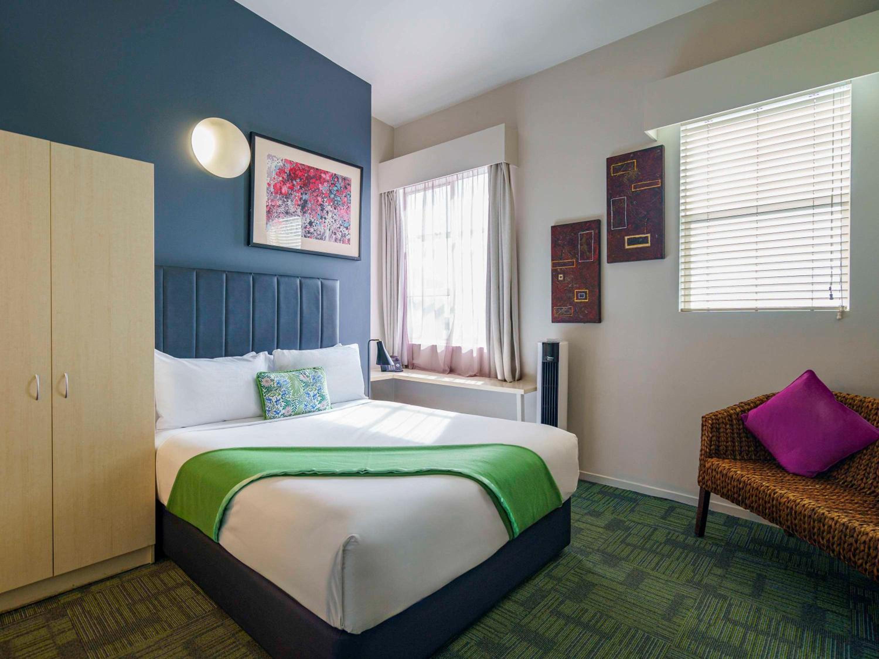 Standard Room with One Queen Bed and One Single Bed - Photo 1