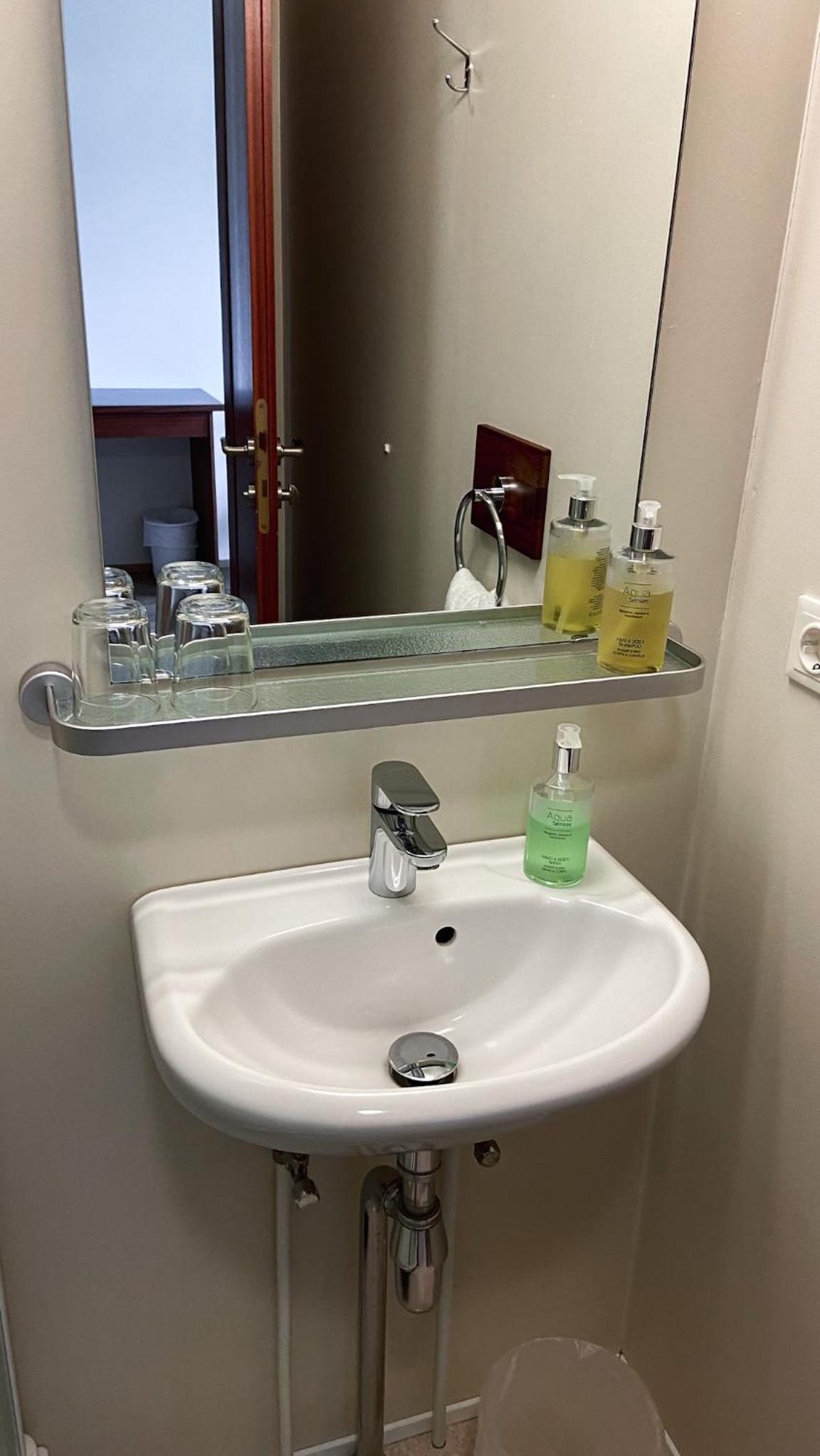 Double or Twin Room - Photo 3