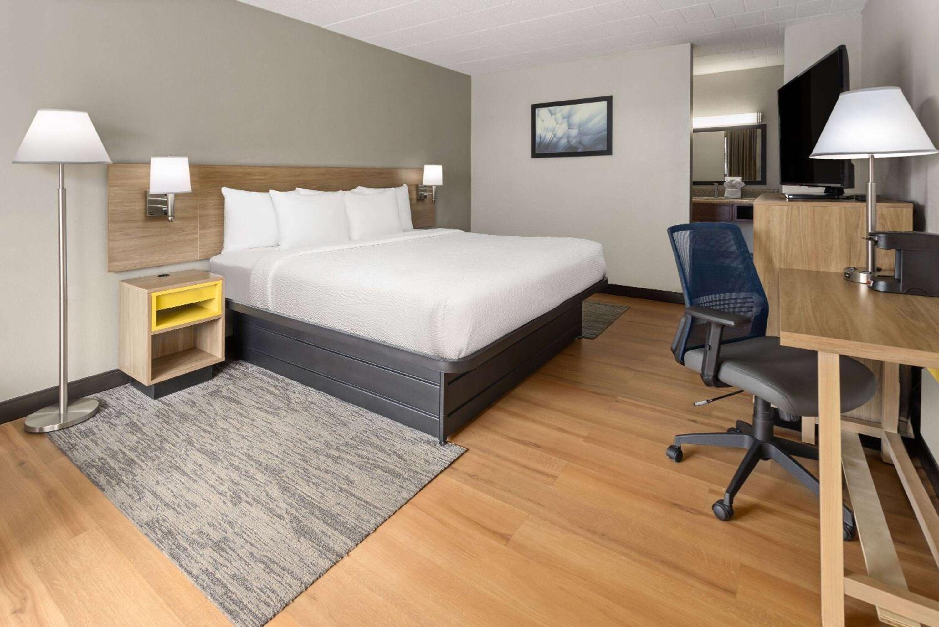 Queen Room With Roll-In Shower - Mobility Accessible/Non-Smoking photo 1