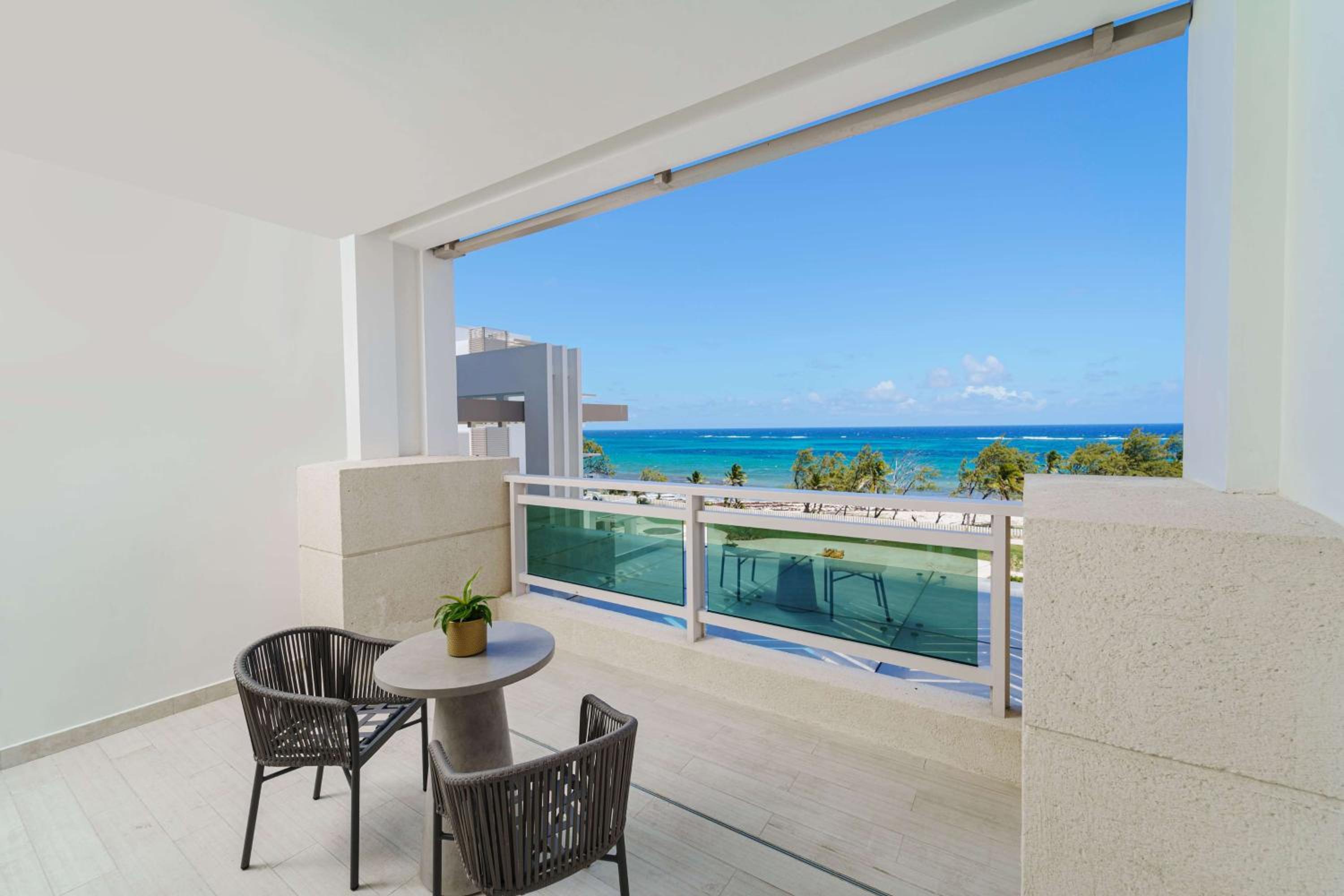 Deluxe King Room with Ocean View thumbnail 5