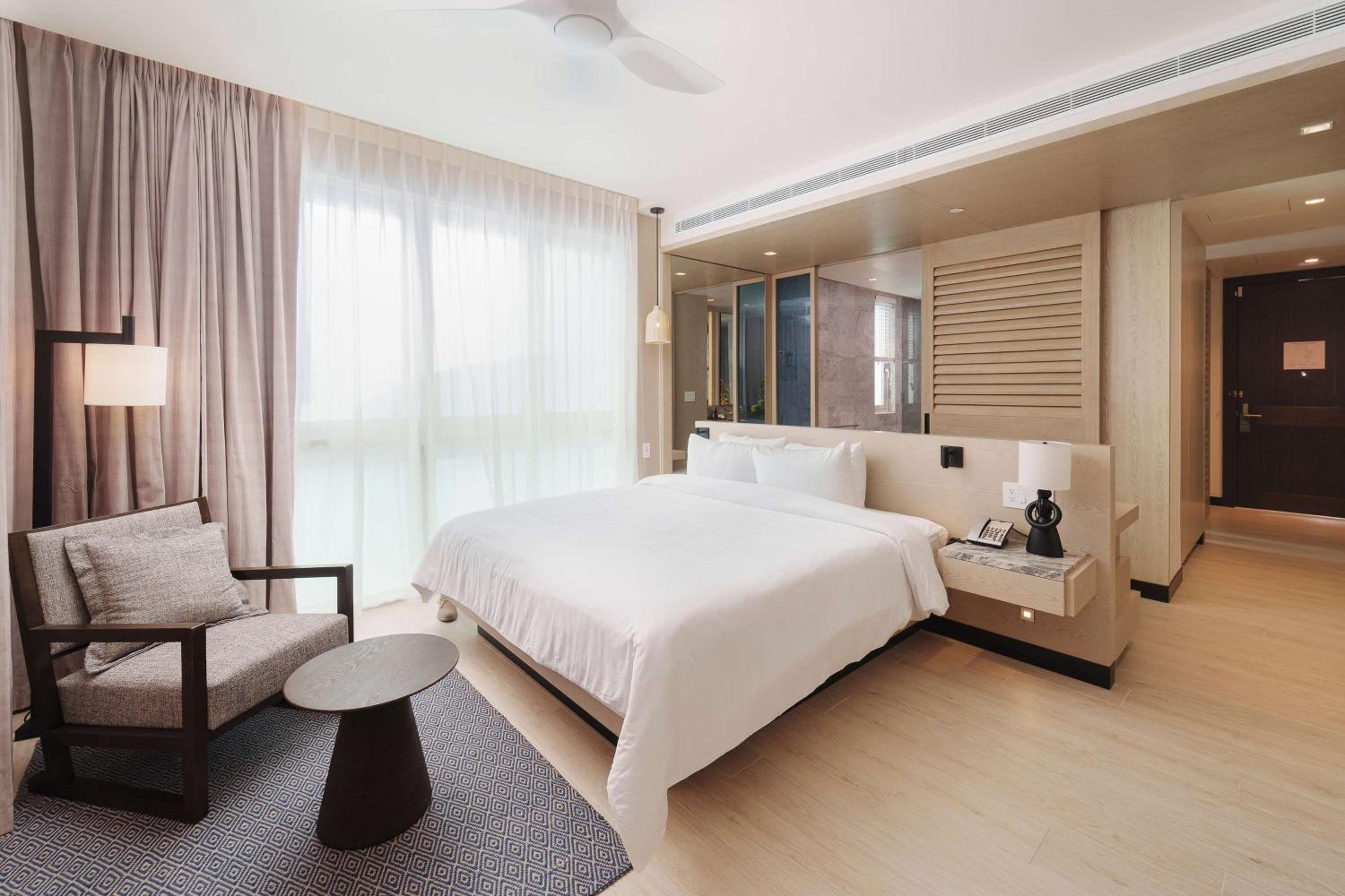 Deluxe King Room with Resort View