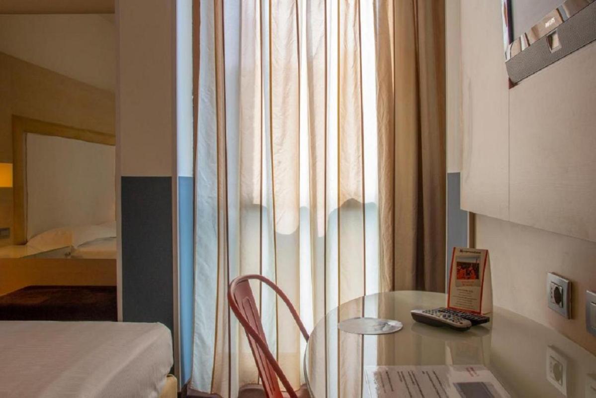 Standard Double Room - Photo 6