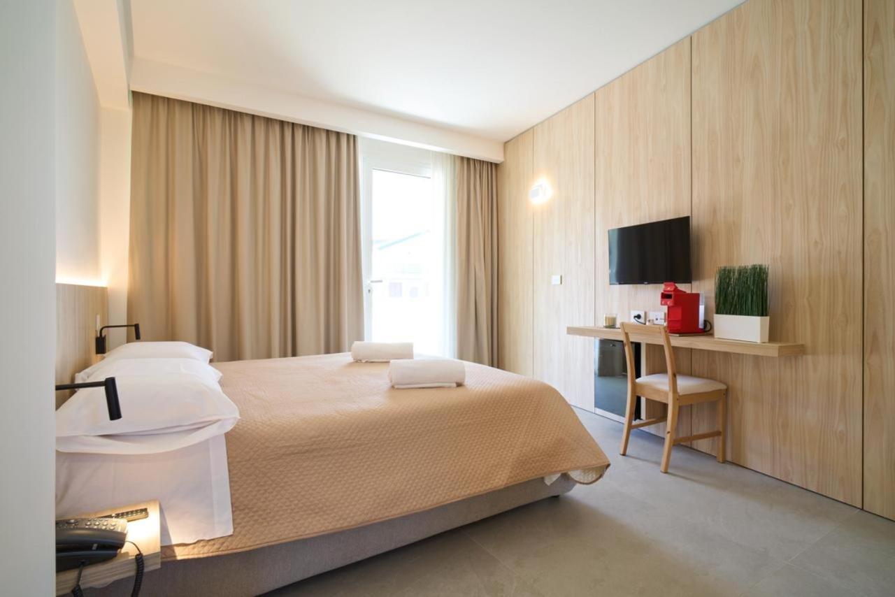 Deluxe Room (2 Adults + 1 Child)