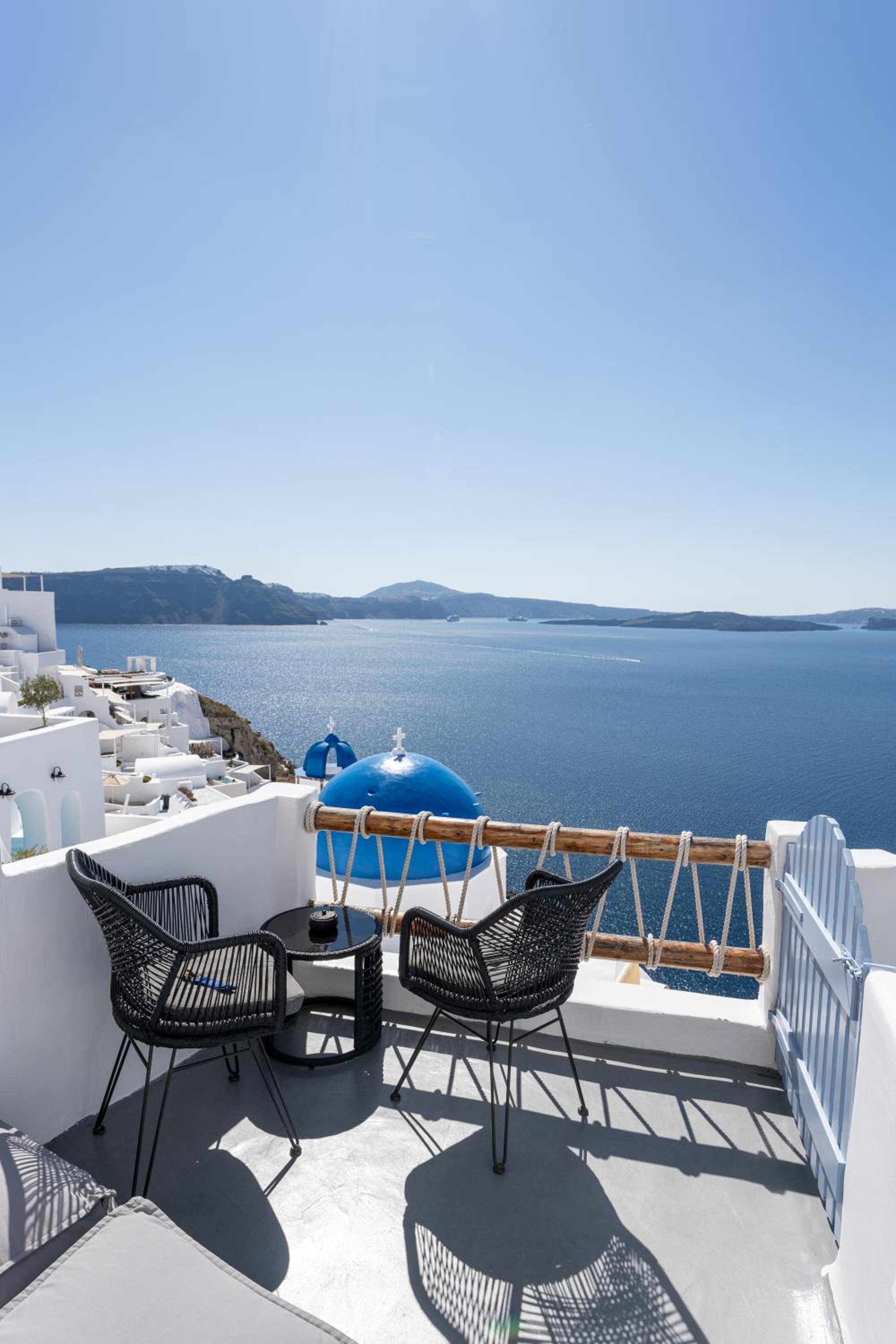 Grand Blue Dome Cave Suite with Hot Tub & Caldera View photo 3