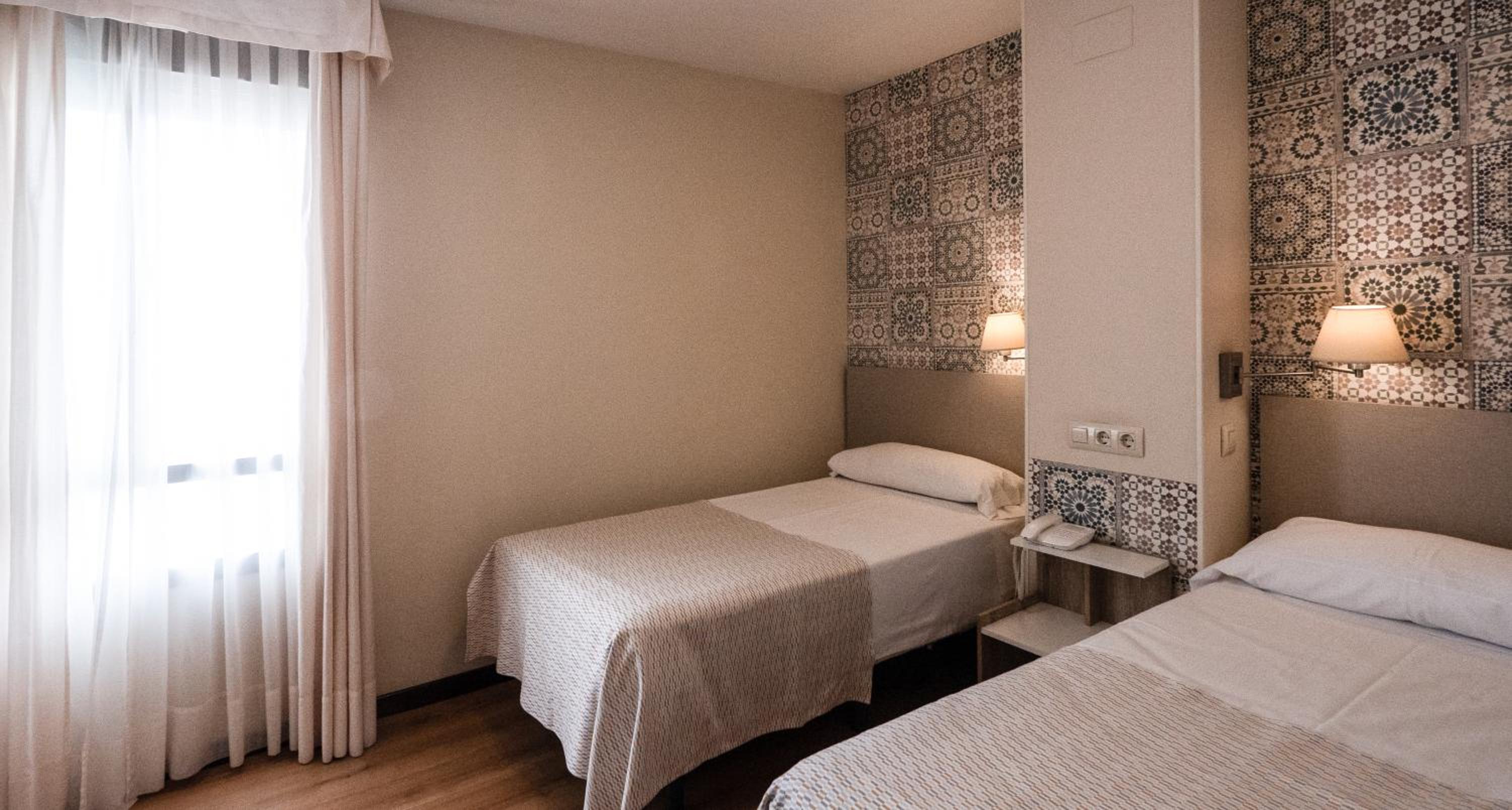Twin Room - Photo 11