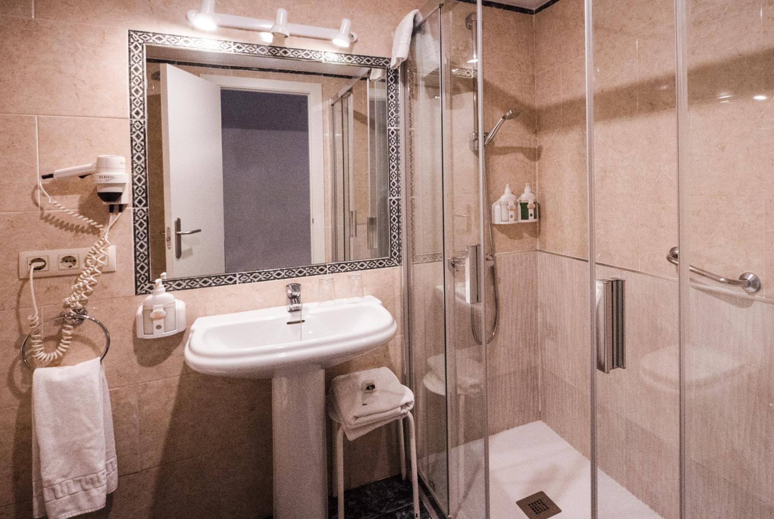 Twin Room - Photo 5