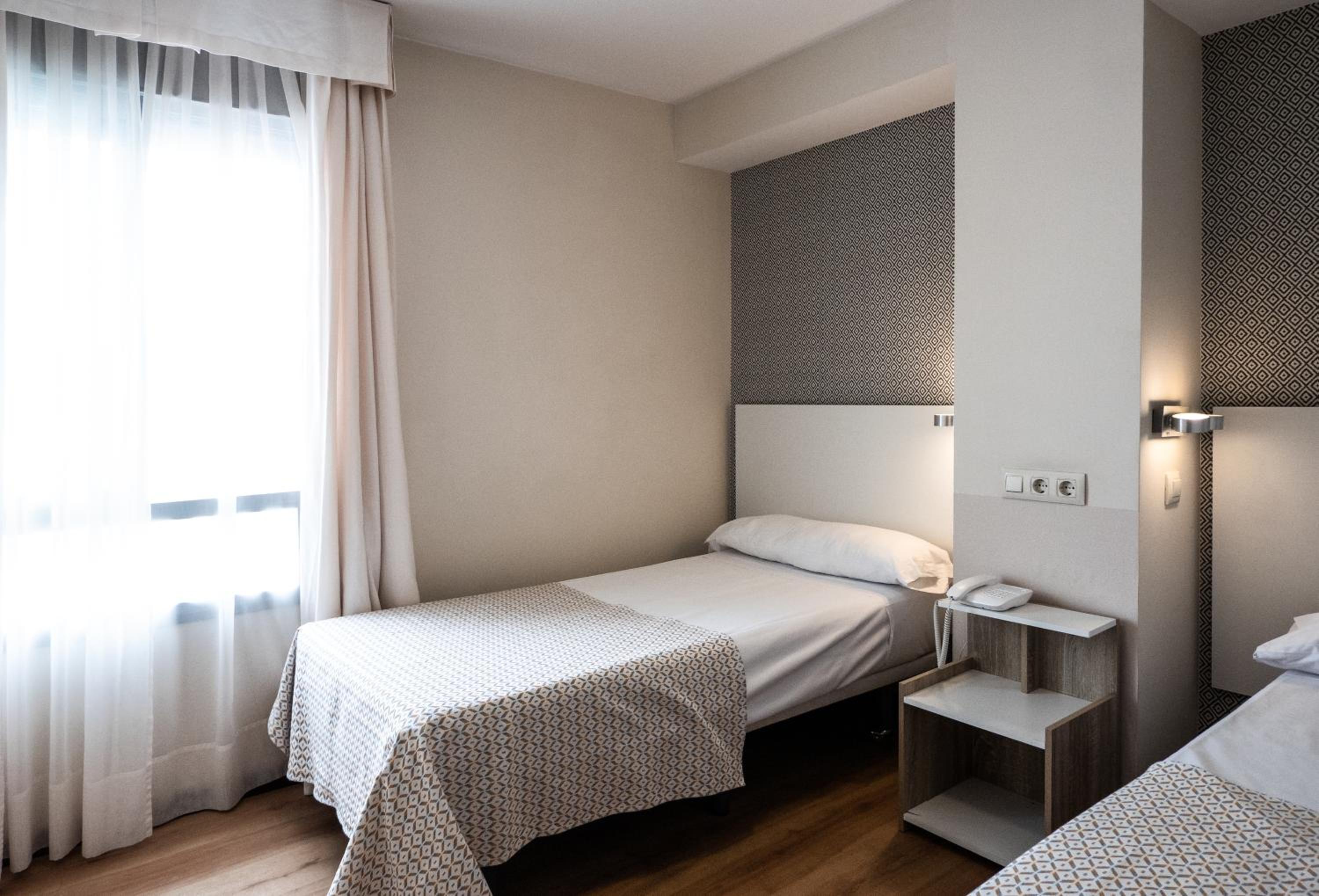 Twin Room - Photo 12