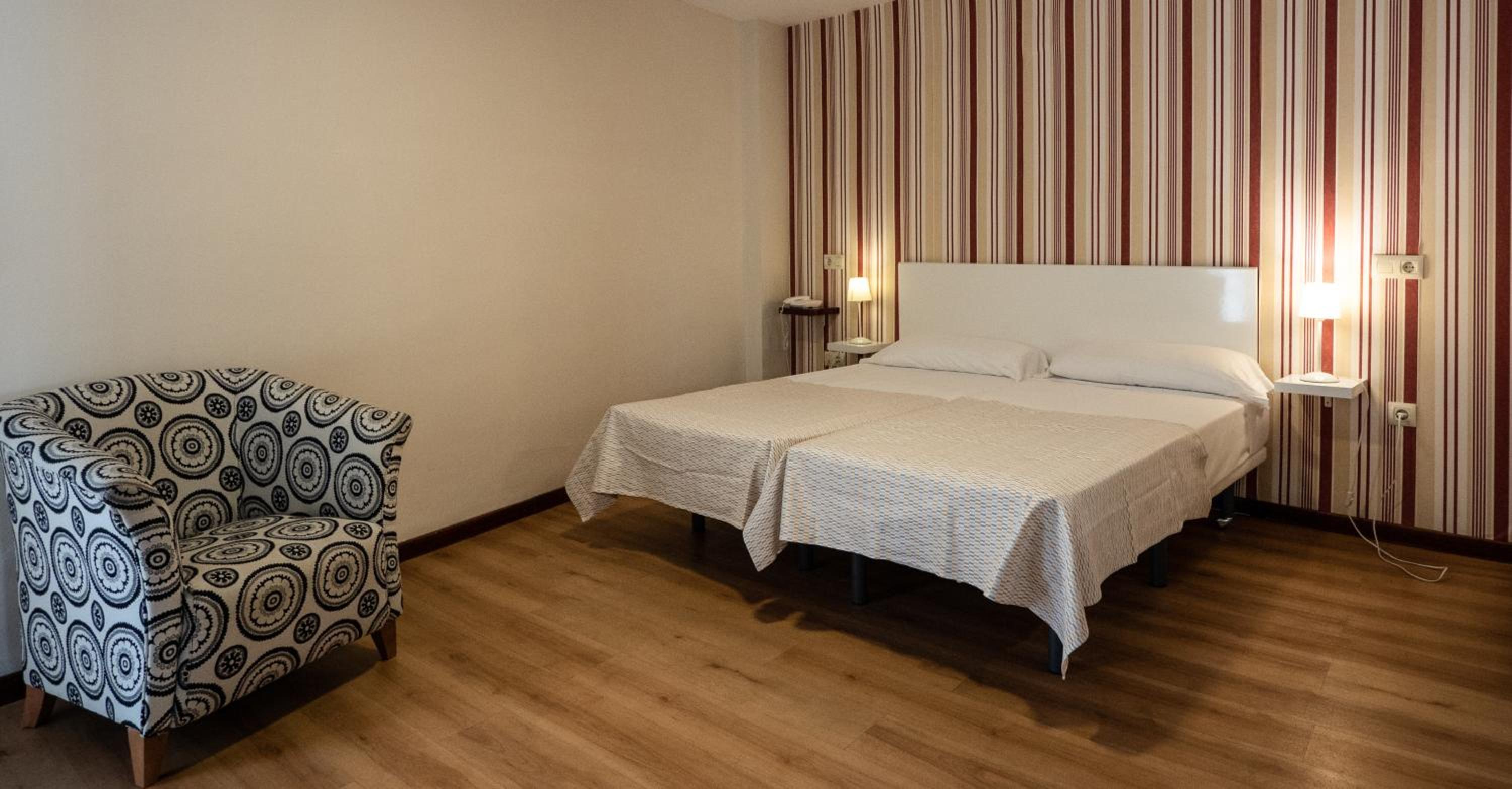 Twin Room - Photo 8