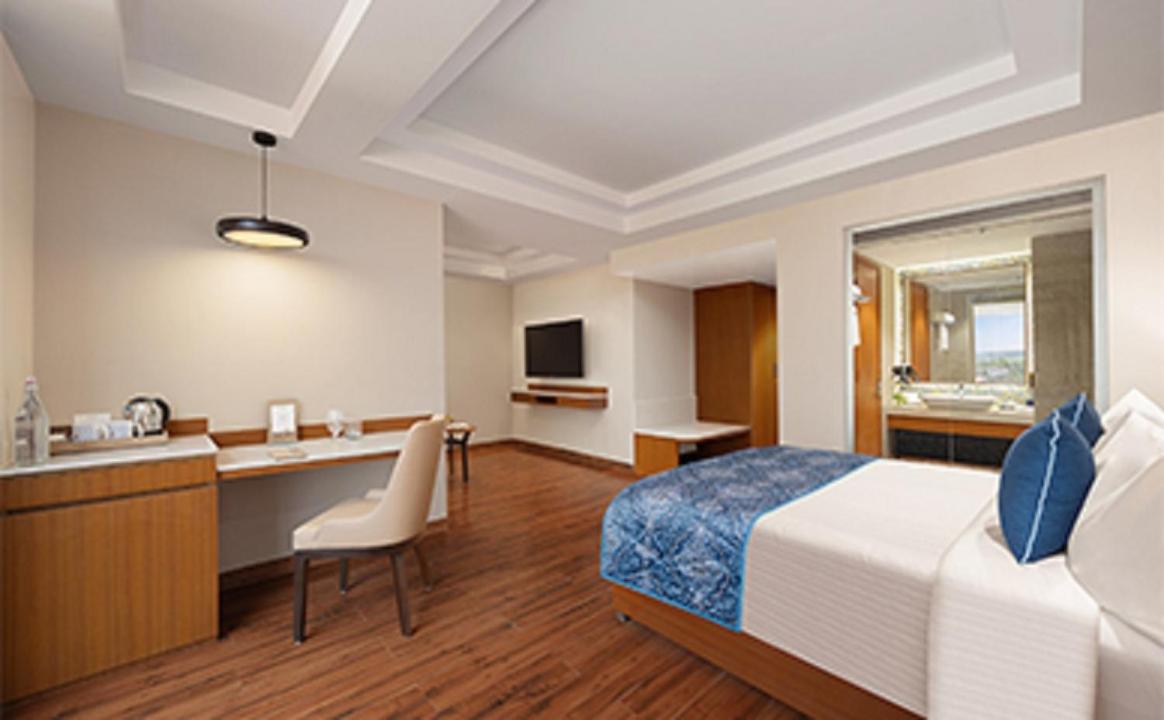 Junior Suite with 2 hours of Happy Hours on complimentary select beverages - Photo 1