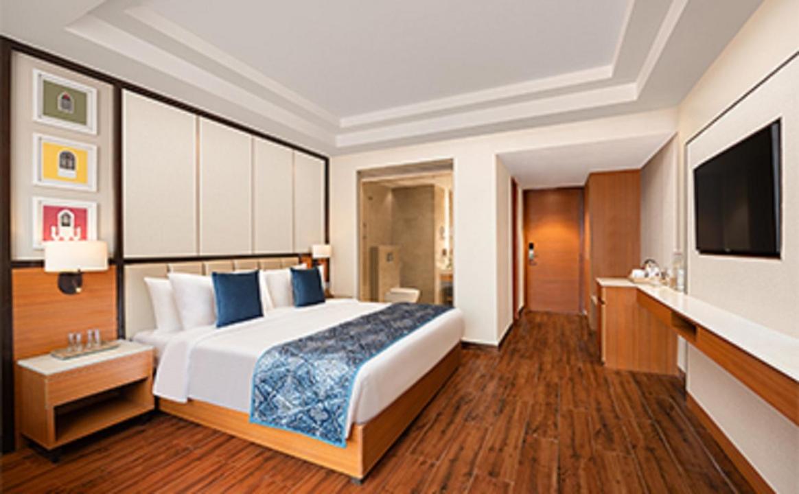 Family Room with 2 hours of Happy Hours on complimentary select beverages - Photo 10