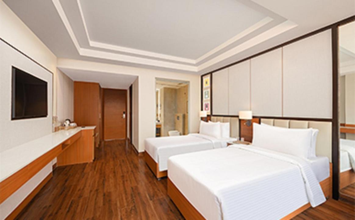 Fortune Club Twin with 2 hours of Happy Hours on complimentary select beverages - Photo 2