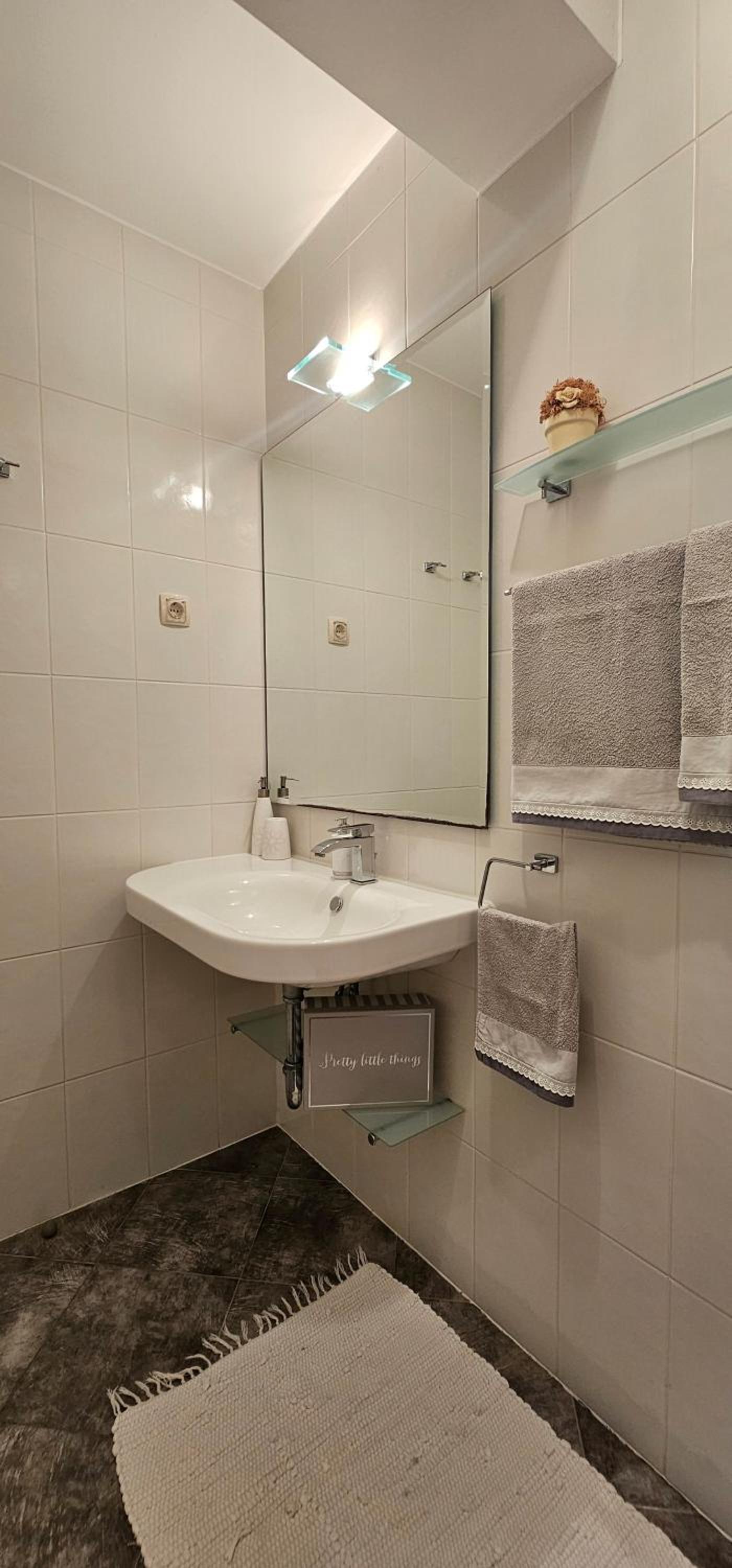 One-Bedroom Apartment photo 3