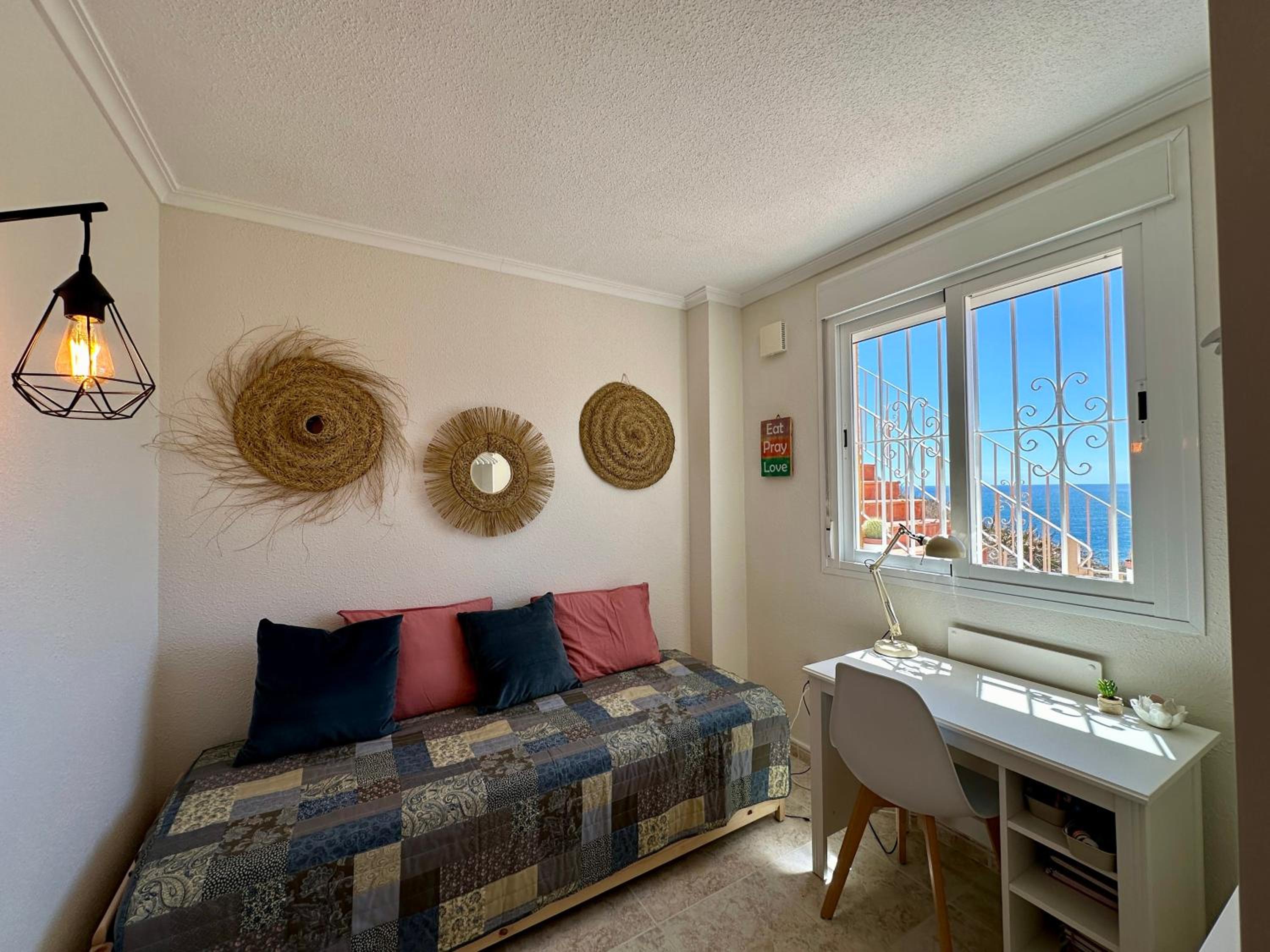 Apartamento de dos habitaciones con terraza y vista al mar