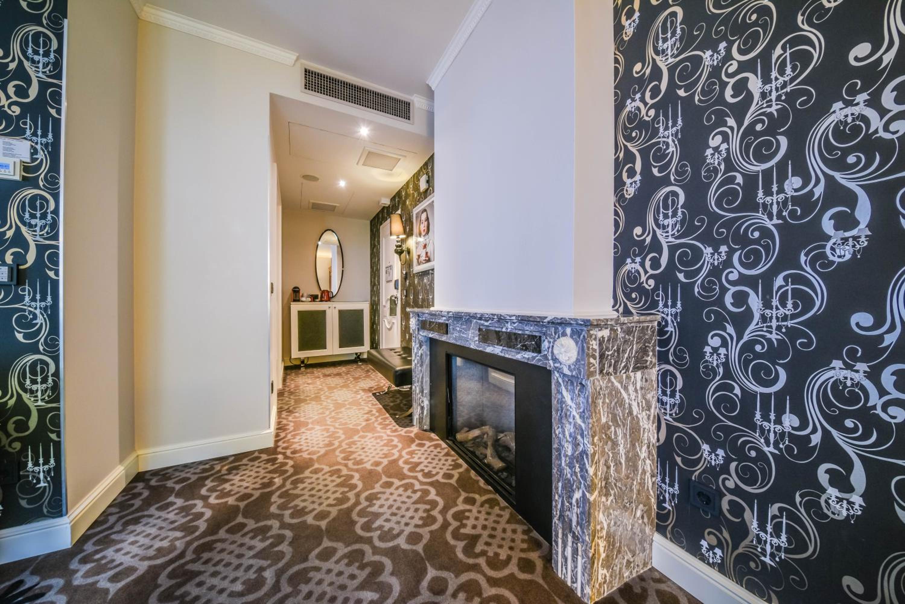 Suite with Spa Bath - Photo 4