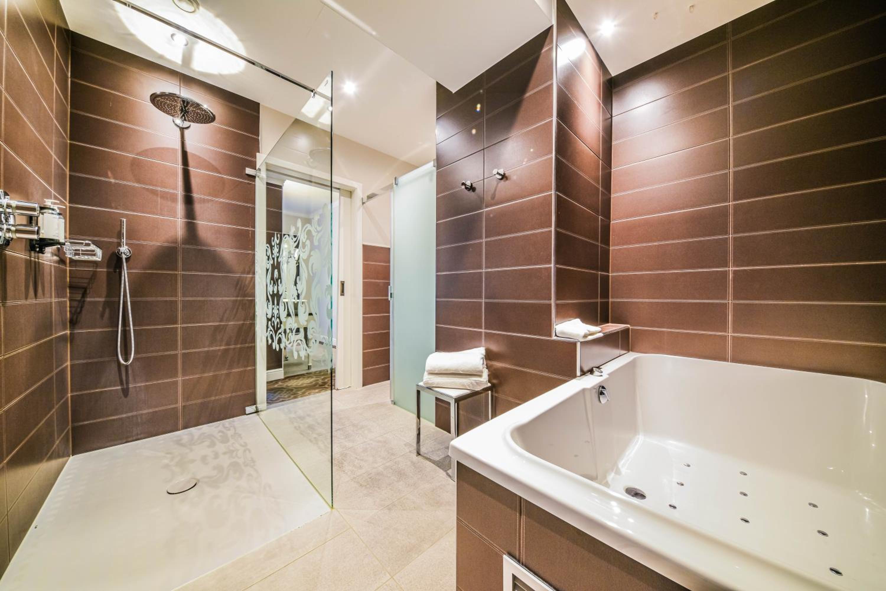 Suite with Spa Bath - Photo 7