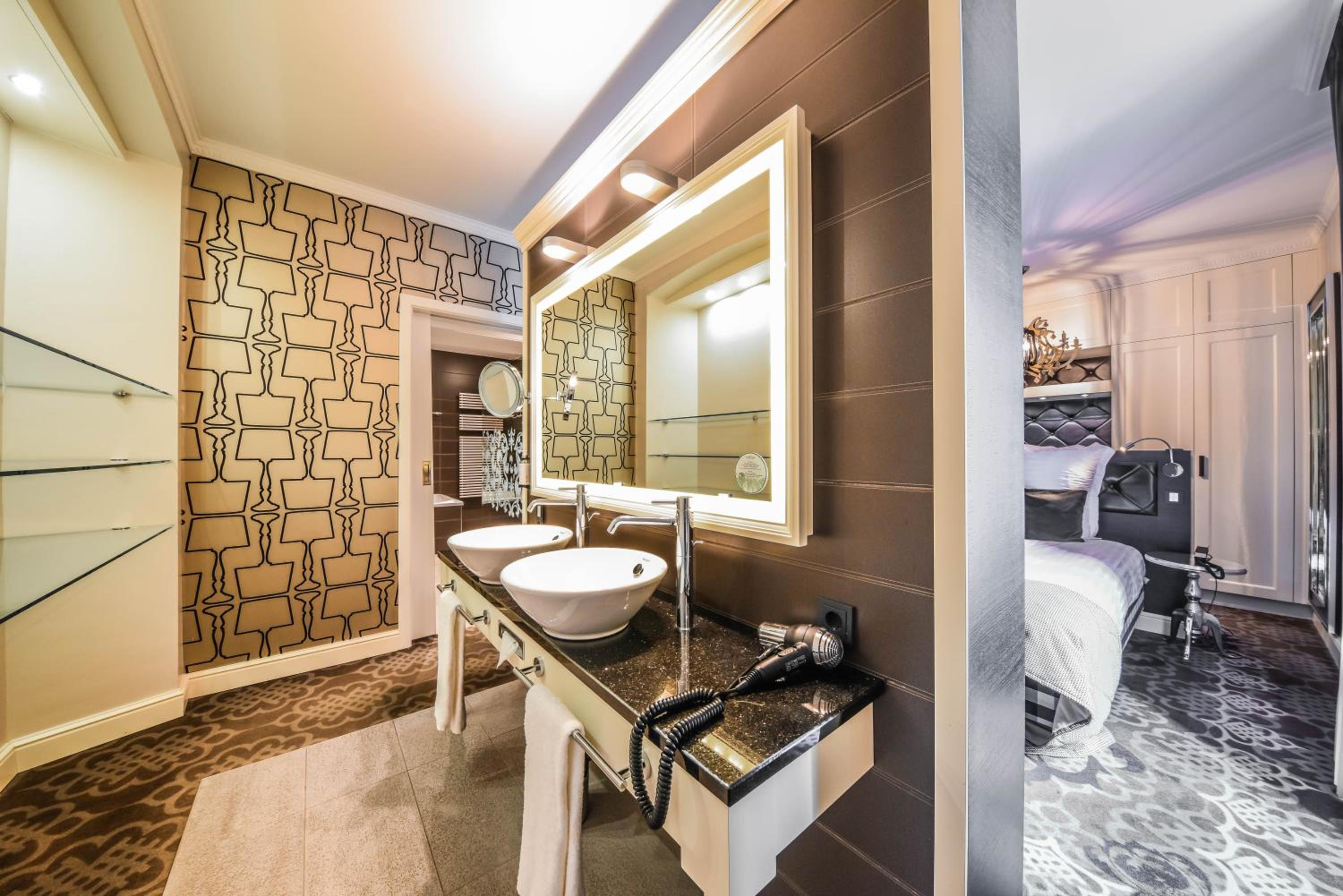 Suite with Spa Bath - Photo 5