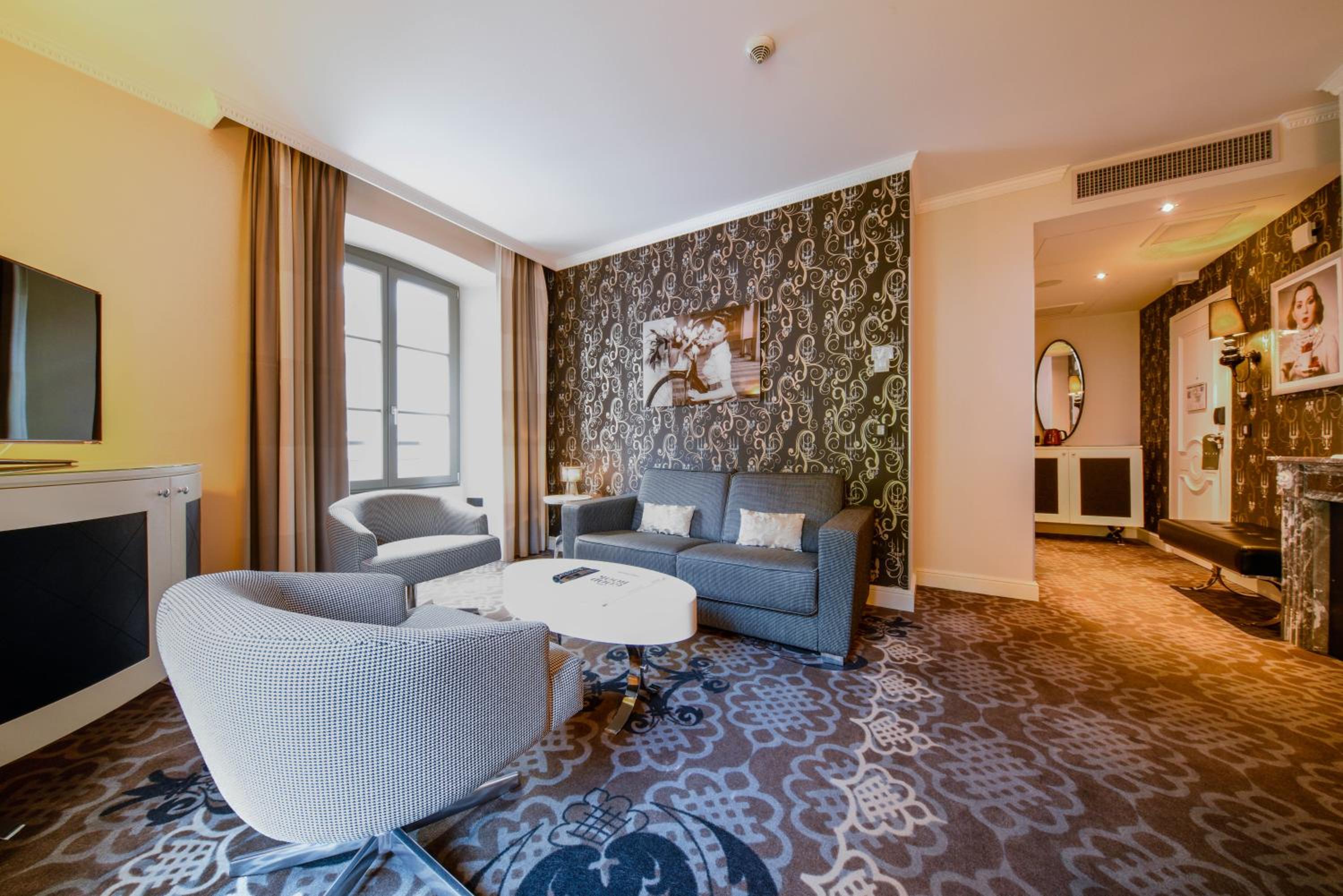 Suite with Spa Bath - Photo 8