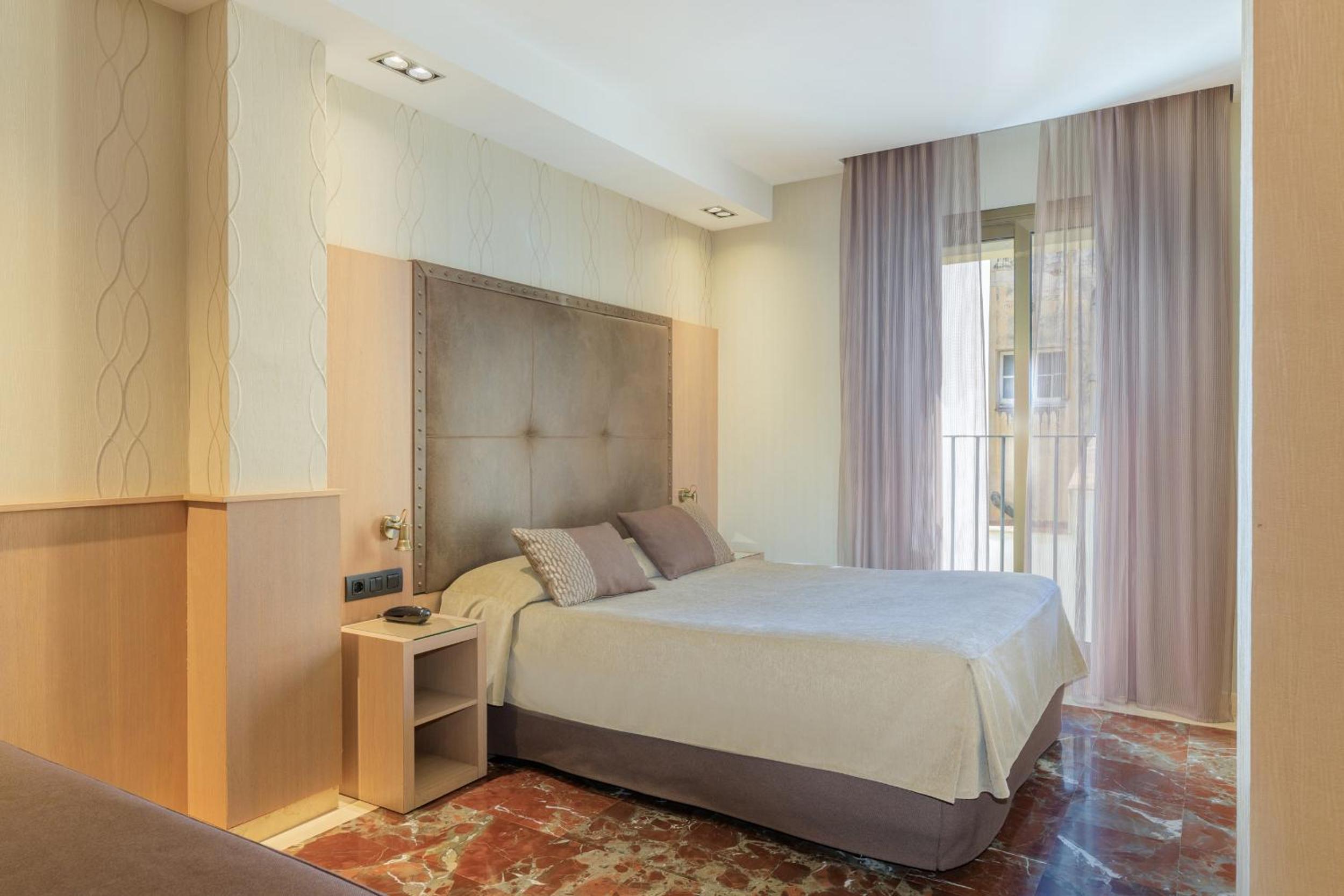 Double or Twin Room with Extra Bed photo 2
