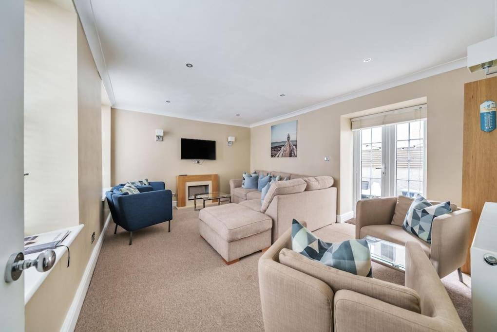 Five-Bedroom House photo 1