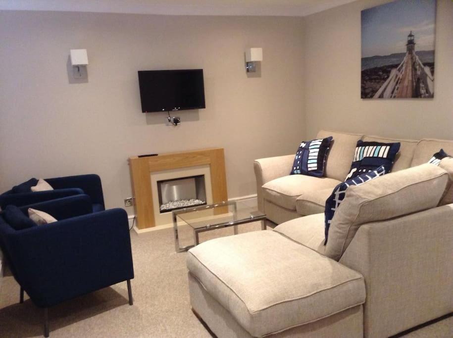 Five-Bedroom House photo 2