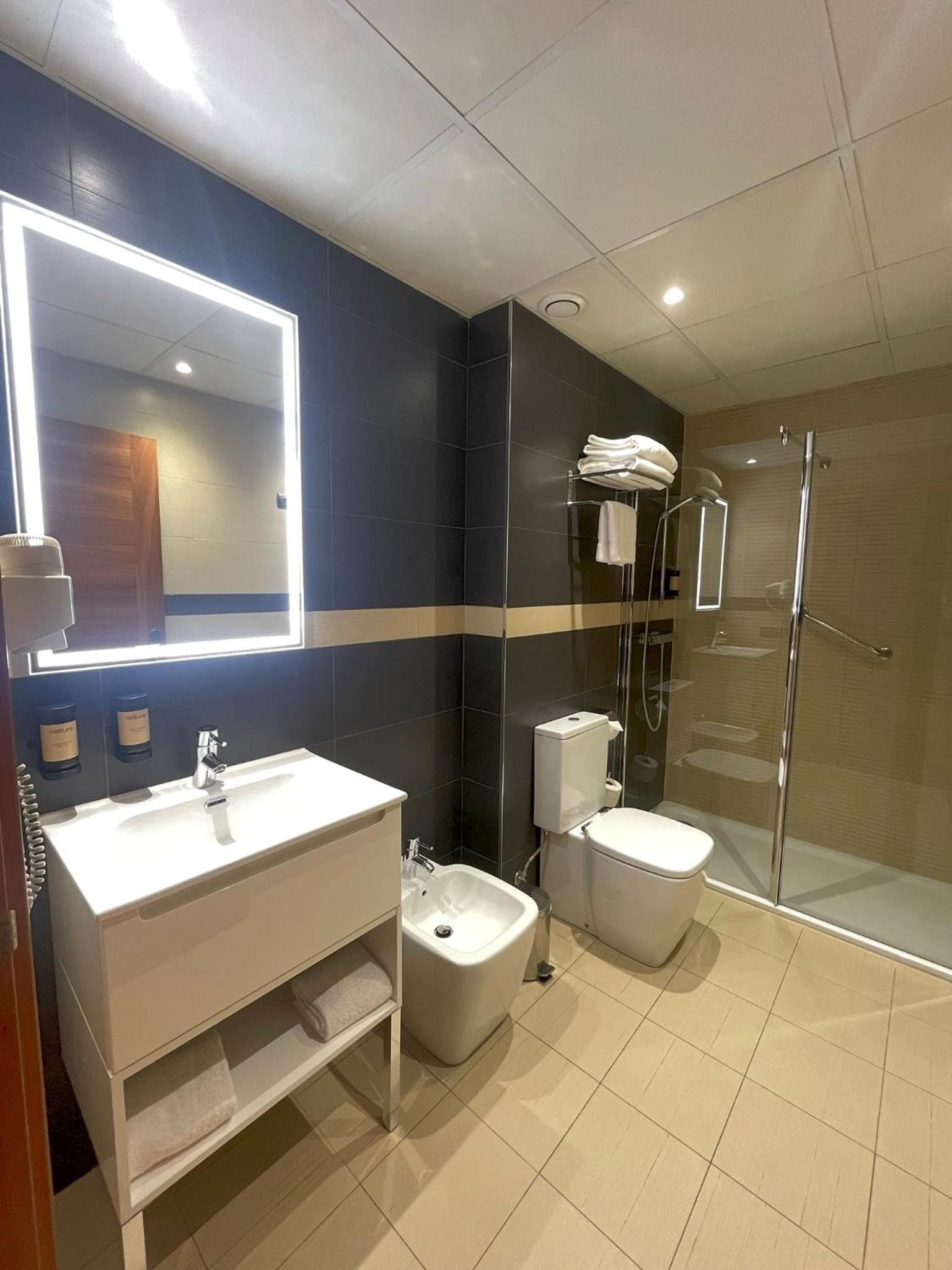 Twin Room - Photo 13